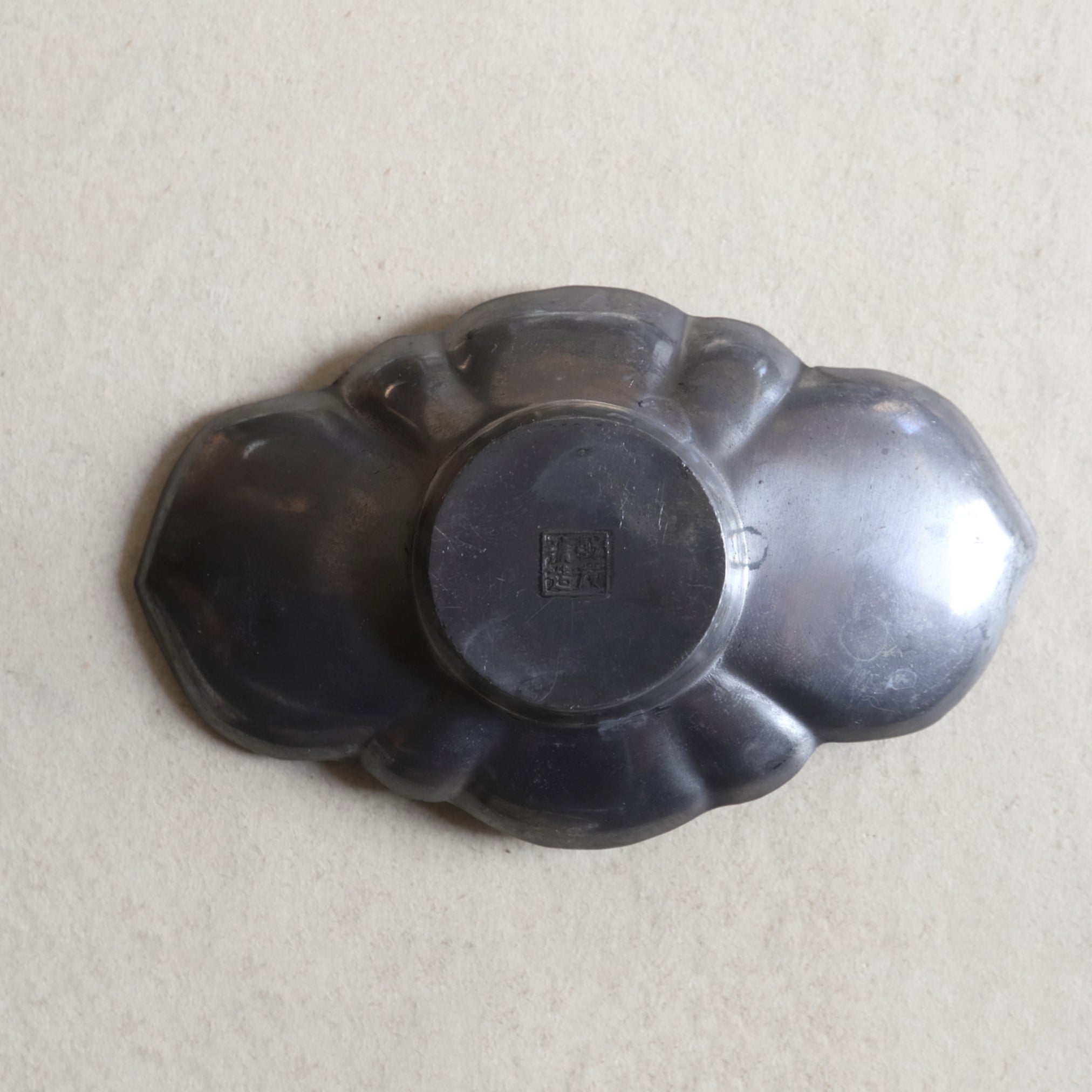 PLATILLO DE FLOR LOBULADA DE ESTAÑO VIEJO, Juego de 5, Dinastía Qing(1616–1911 d. C.)