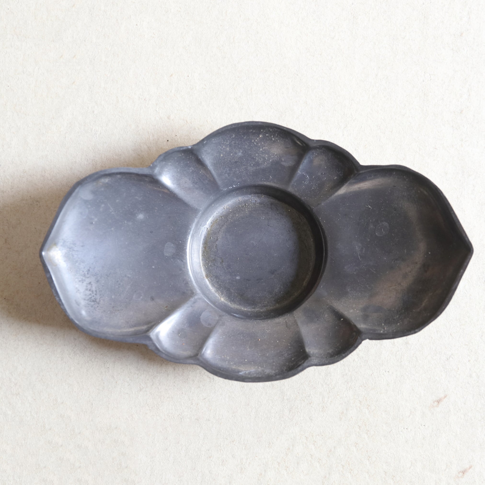 PLATILLO DE FLOR LOBULADA DE ESTAÑO VIEJO, Juego de 5, Dinastía Qing(1616–1911 d. C.)