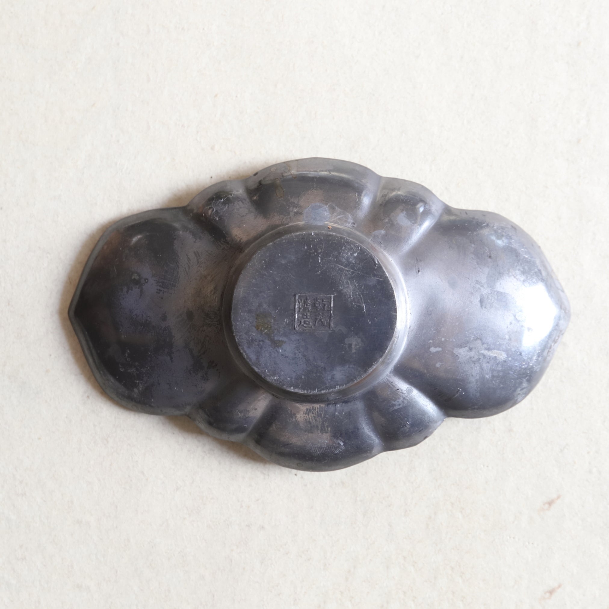 PLATILLO DE FLOR LOBULADA DE ESTAÑO VIEJO, Juego de 5, Dinastía Qing(1616–1911 d. C.)