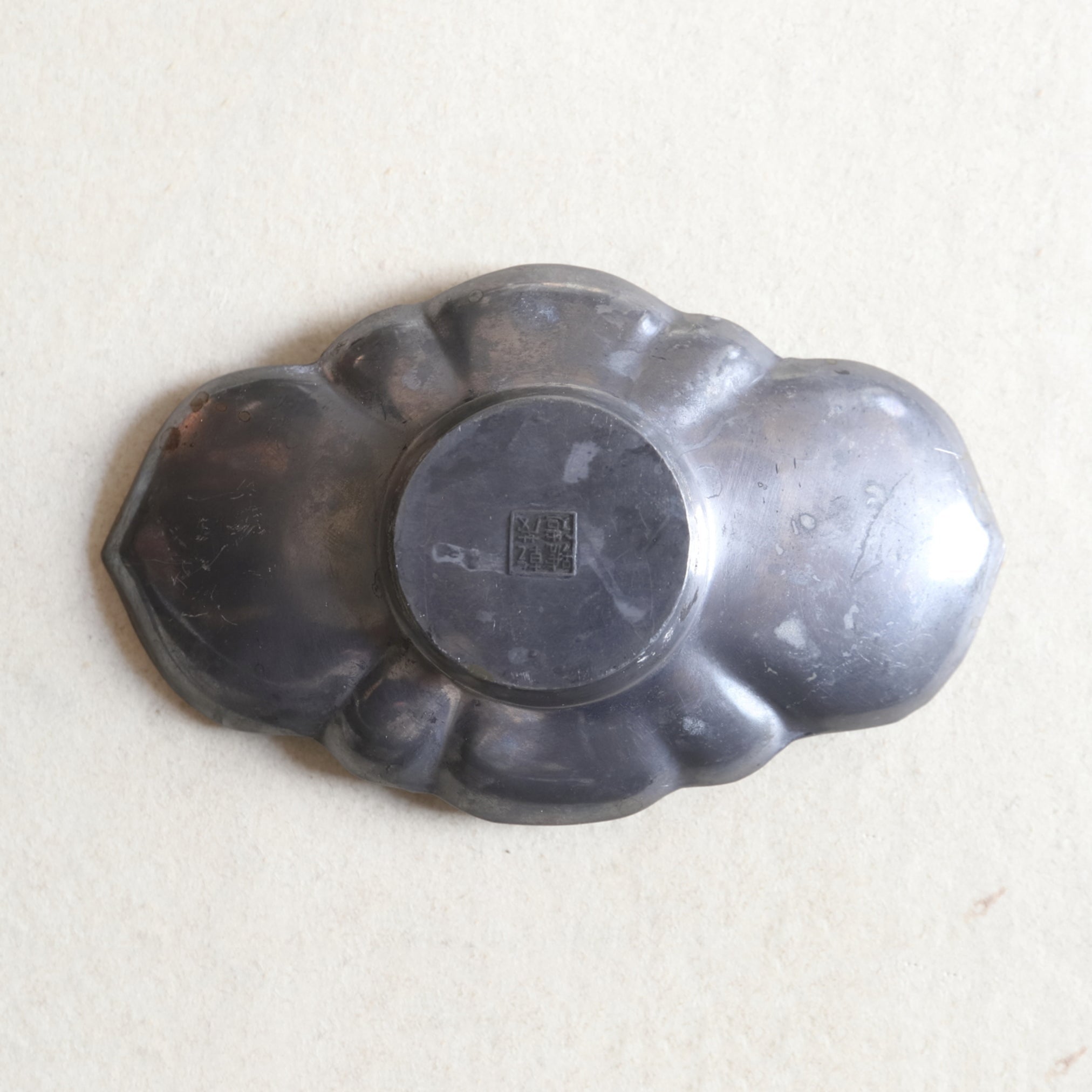 PLATILLO DE FLOR LOBULADA DE ESTAÑO VIEJO, Juego de 5, Dinastía Qing(1616–1911 d. C.)