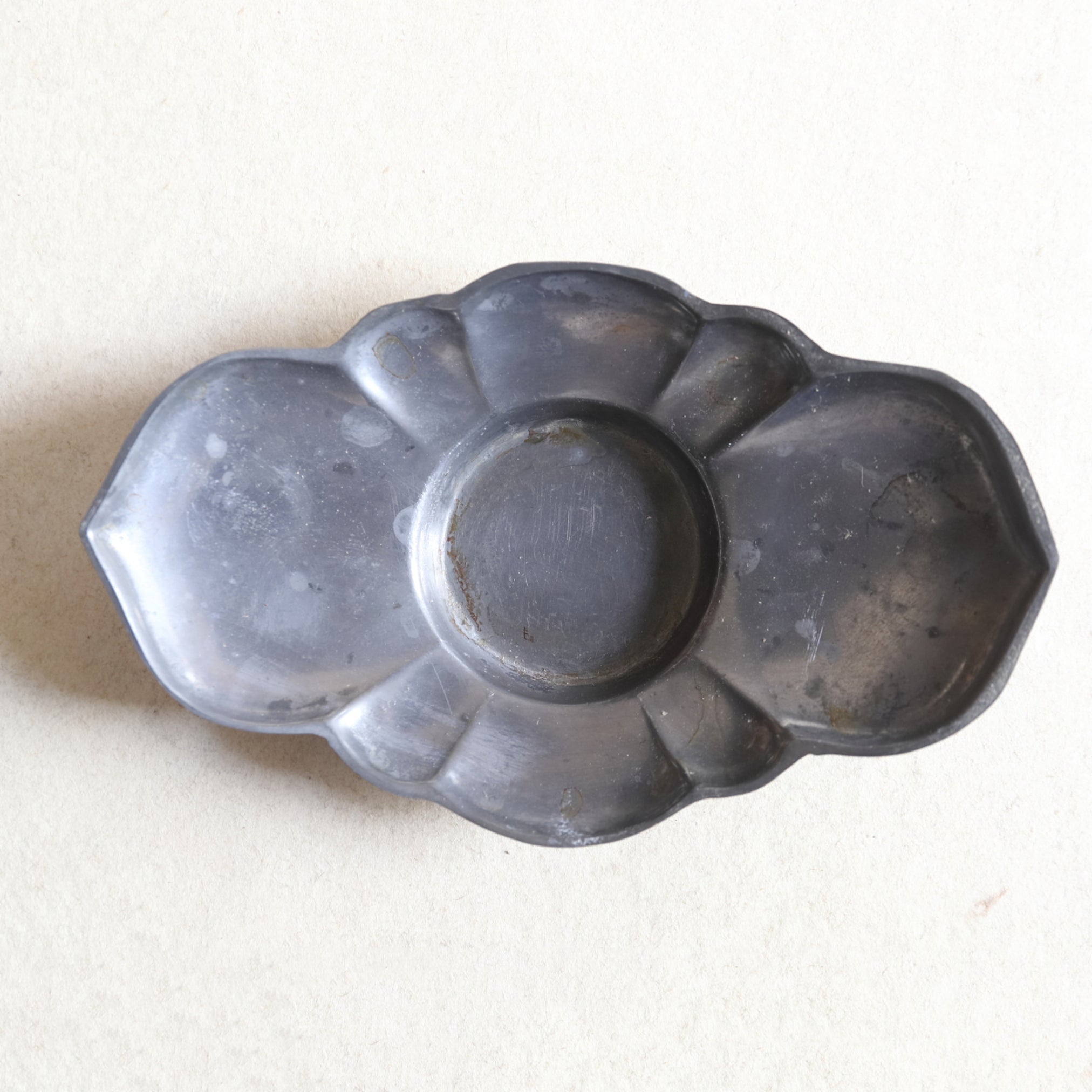 PLATILLO DE FLOR LOBULADA DE ESTAÑO VIEJO, Juego de 5, Dinastía Qing(1616–1911 d. C.)