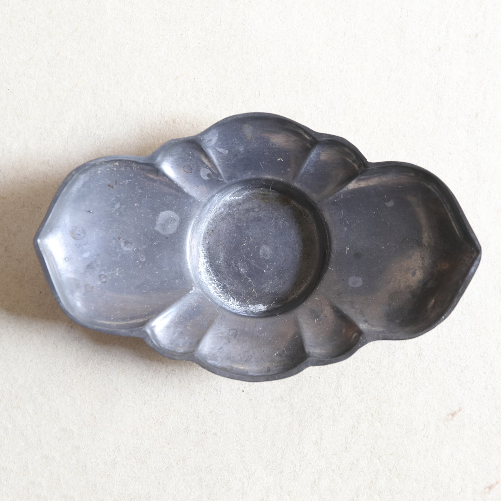 PLATILLO DE FLOR LOBULADA DE ESTAÑO VIEJO, Juego de 5, Dinastía Qing(1616–1911 d. C.)