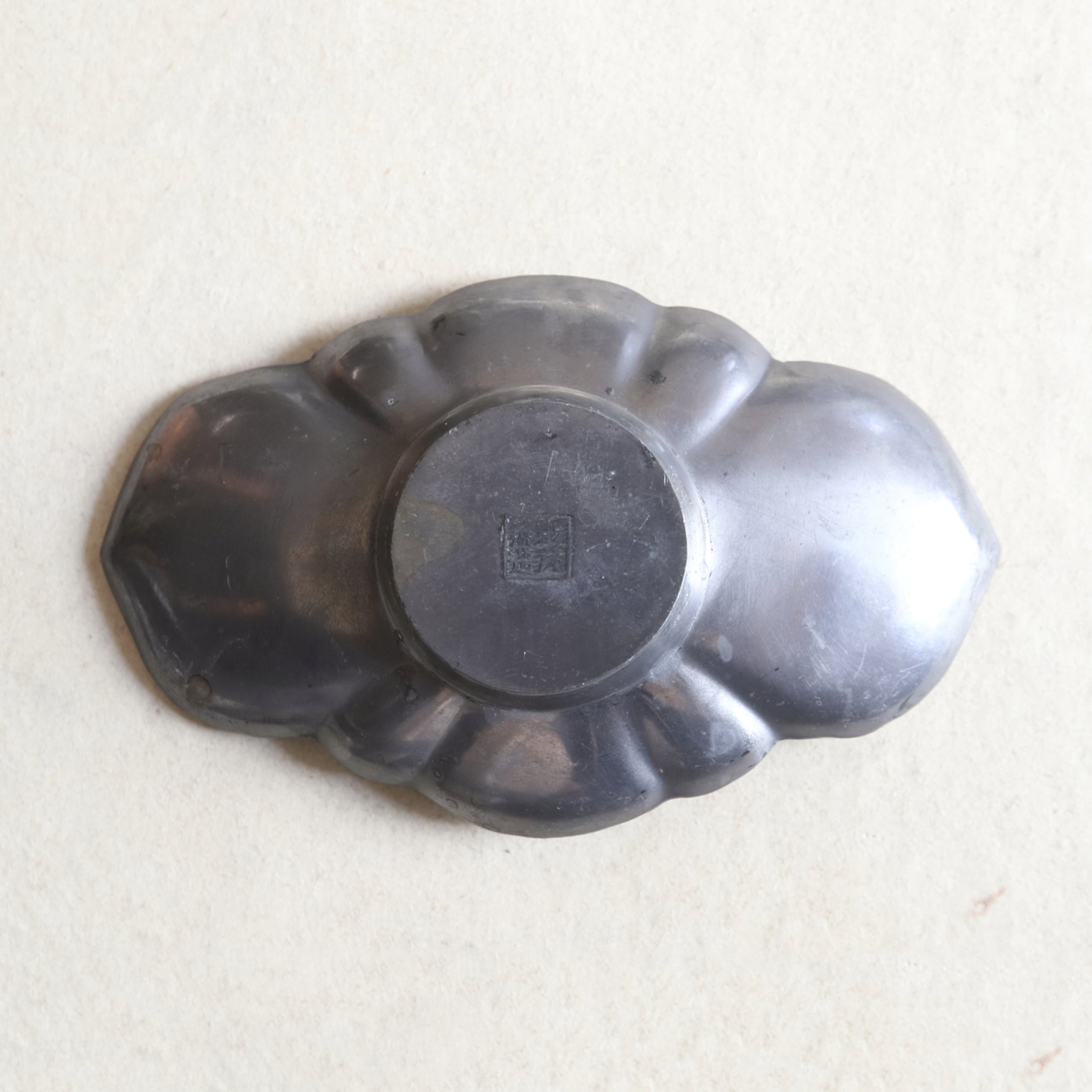 PLATILLO DE FLOR LOBULADA DE ESTAÑO VIEJO, Juego de 5, Dinastía Qing(1616–1911 d. C.)