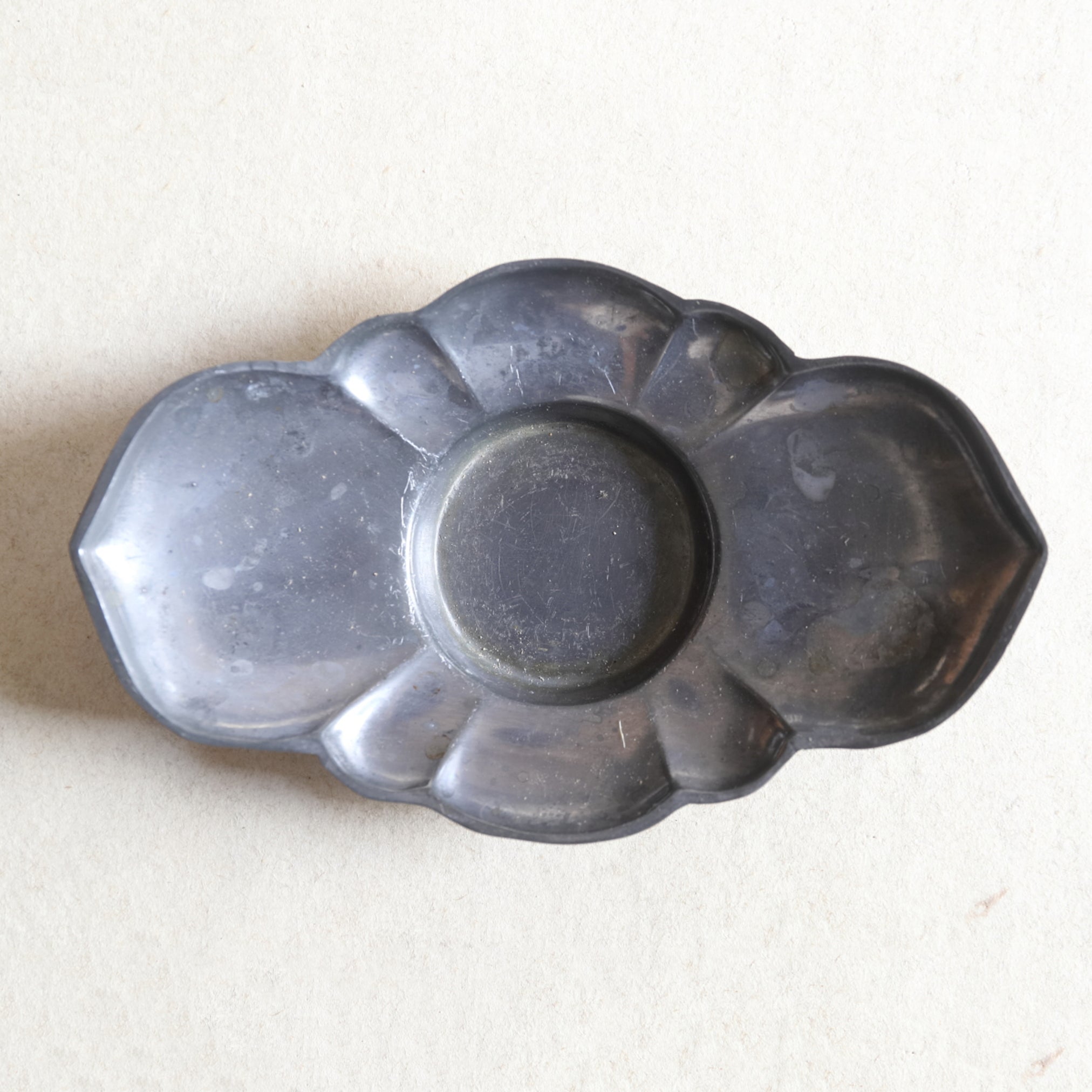 PLATILLO DE FLOR LOBULADA DE ESTAÑO VIEJO, Juego de 5, Dinastía Qing(1616–1911 d. C.)