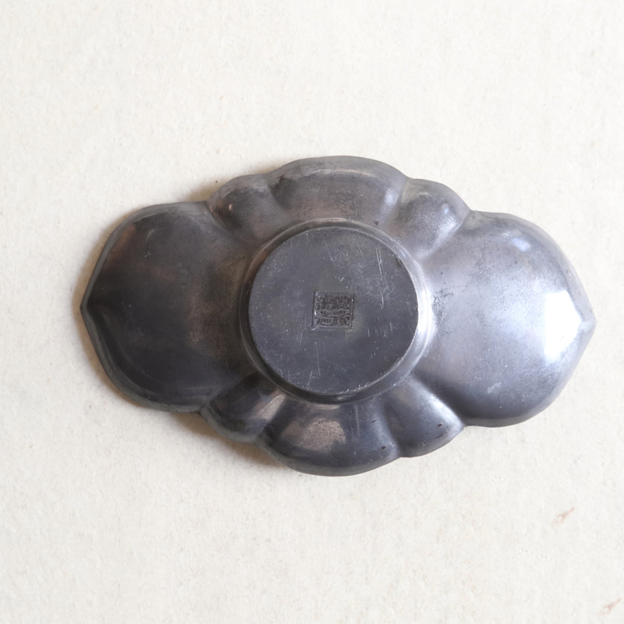 PLATILLO DE FLOR LOBULADA DE ESTAÑO VIEJO, Juego de 5, Dinastía Qing(1616–1911 d. C.)