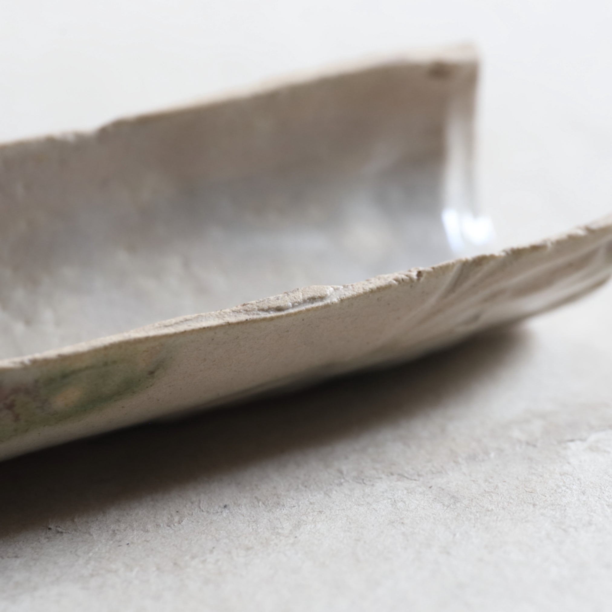 CUCHARA PARA TÉ, Vidriado blanco, con diseño de apsara, Período Edo–Meiji(1603–1912 d. C.)