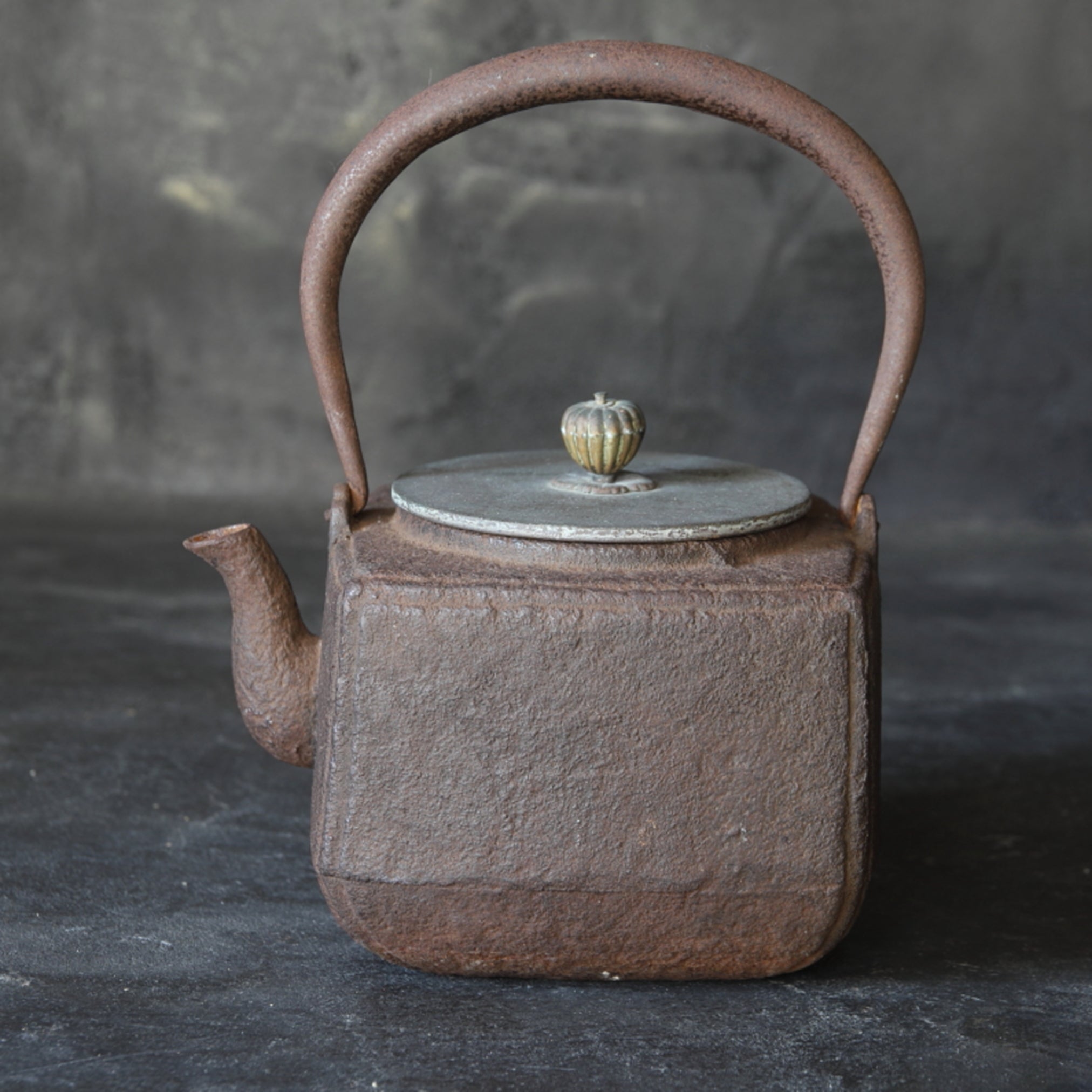 ANCIEN TETSUBIN EN CUIVRE, En forme de carrée avec couvercle bouton ajouré
