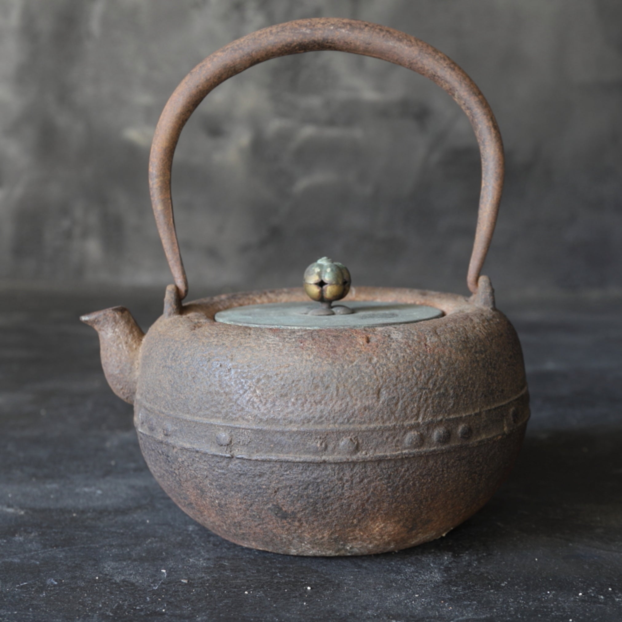 TETSUBIN DI RAME ANTICO, Con coperchio, pomello traforato, marchiato ryubundo, Periodo Meiji–Taisho(1868–1926 d.C.)