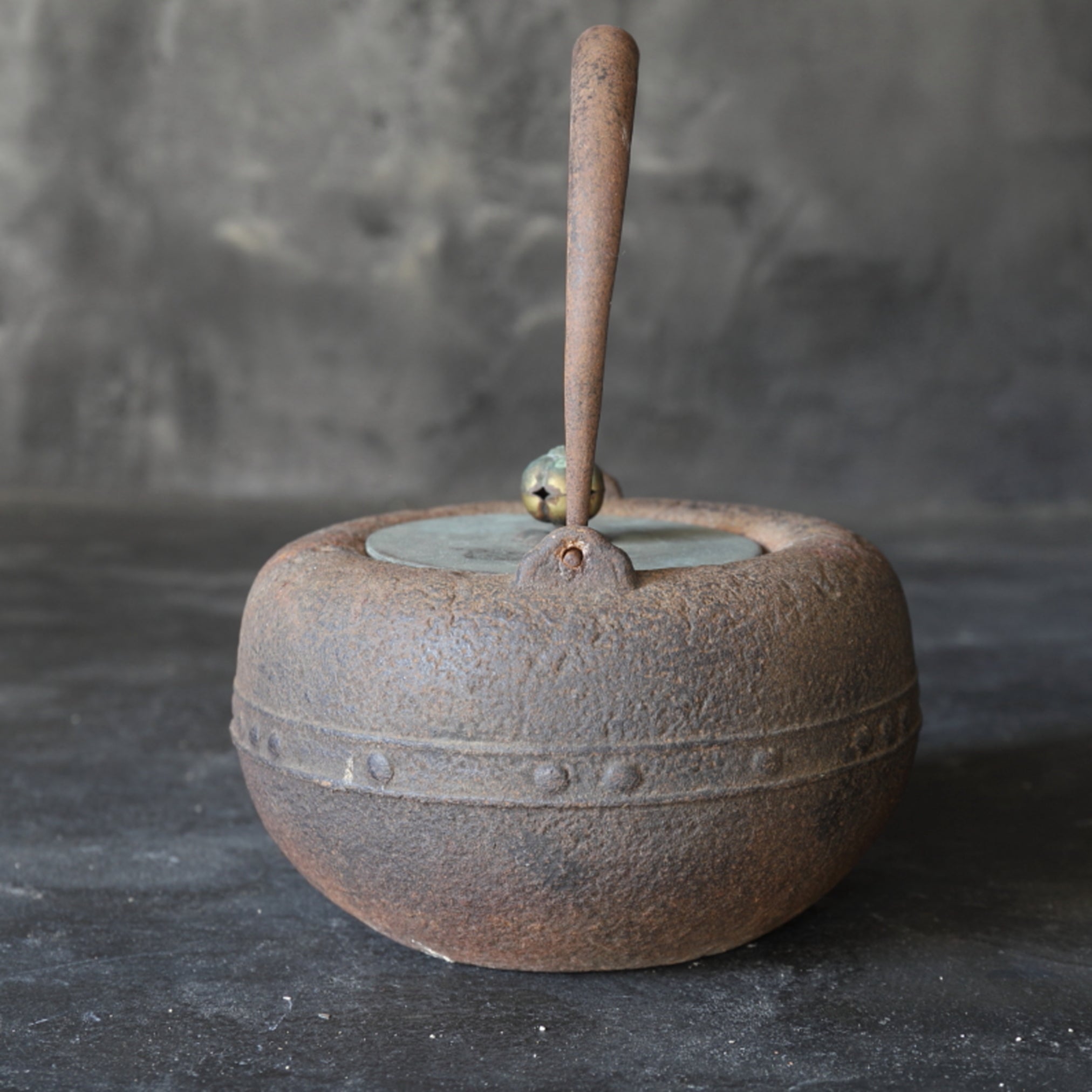 TETSUBIN DE COBRE VIEJO, Con tapa, pomo calado, marcado ryubundo, Período Meiji–Taisho(1868–1926 d. C.)