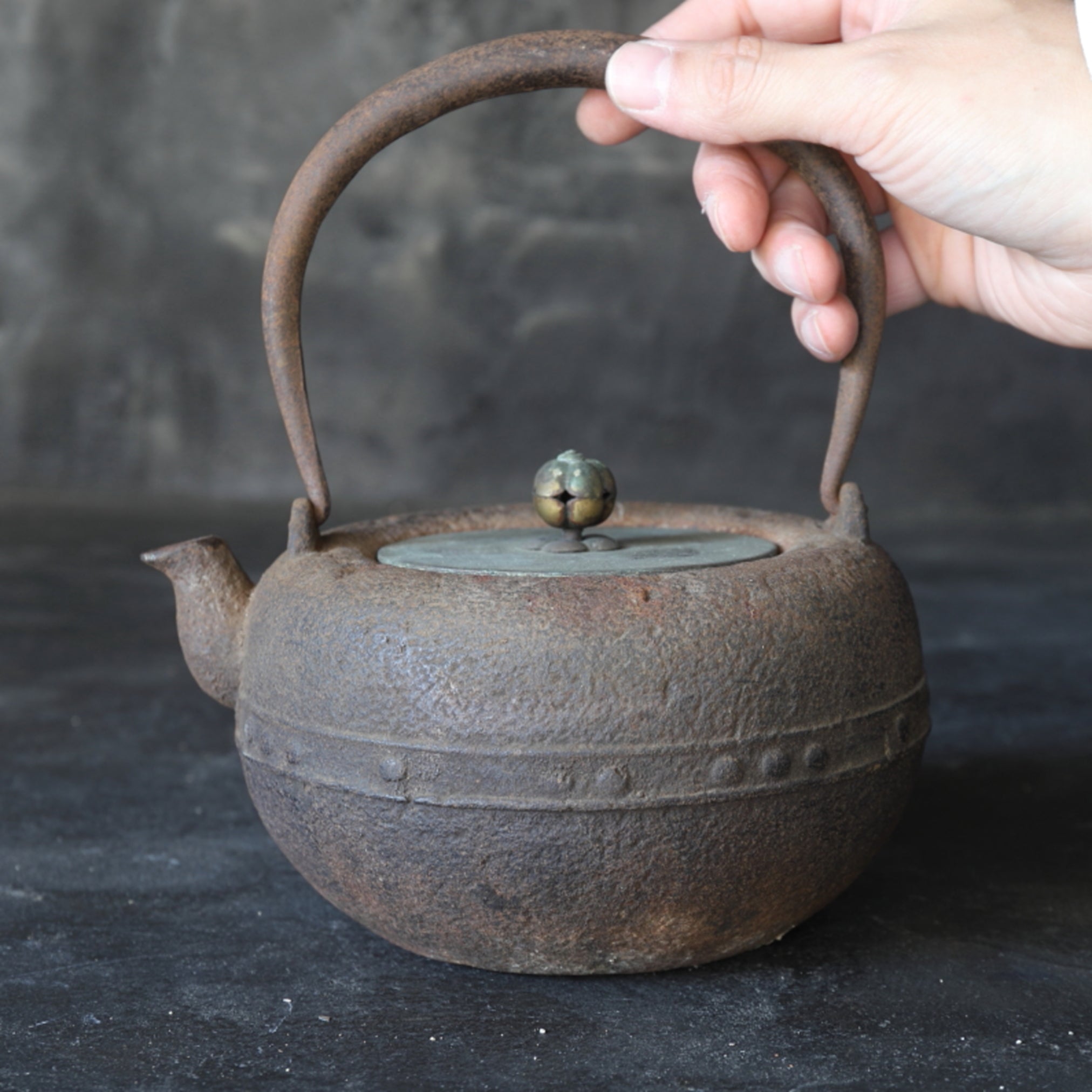 TETSUBIN DE COBRE VIEJO, Con tapa, pomo calado, marcado ryubundo, Período Meiji–Taisho(1868–1926 d. C.)