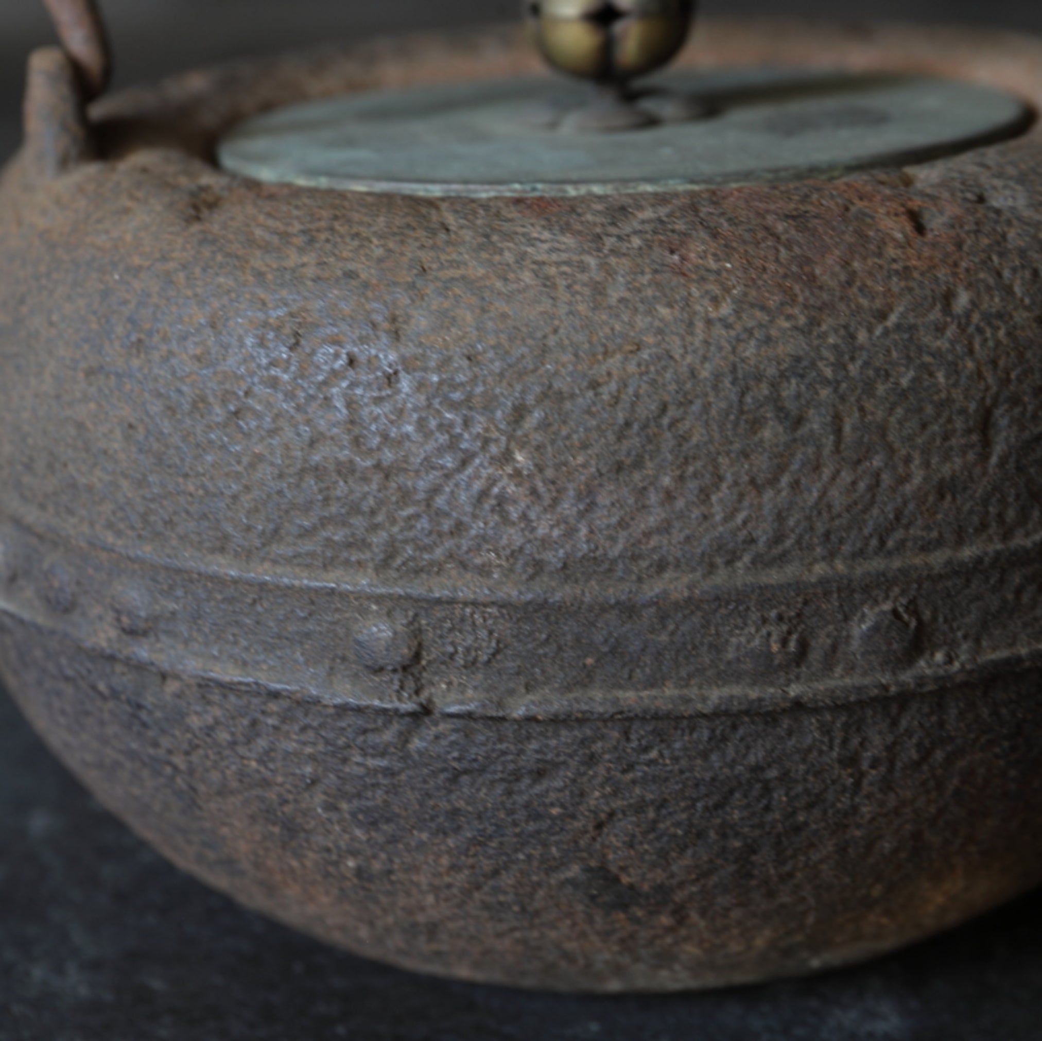 TETSUBIN DE COBRE VIEJO, Con tapa, pomo calado, marcado ryubundo, Período Meiji–Taisho(1868–1926 d. C.)