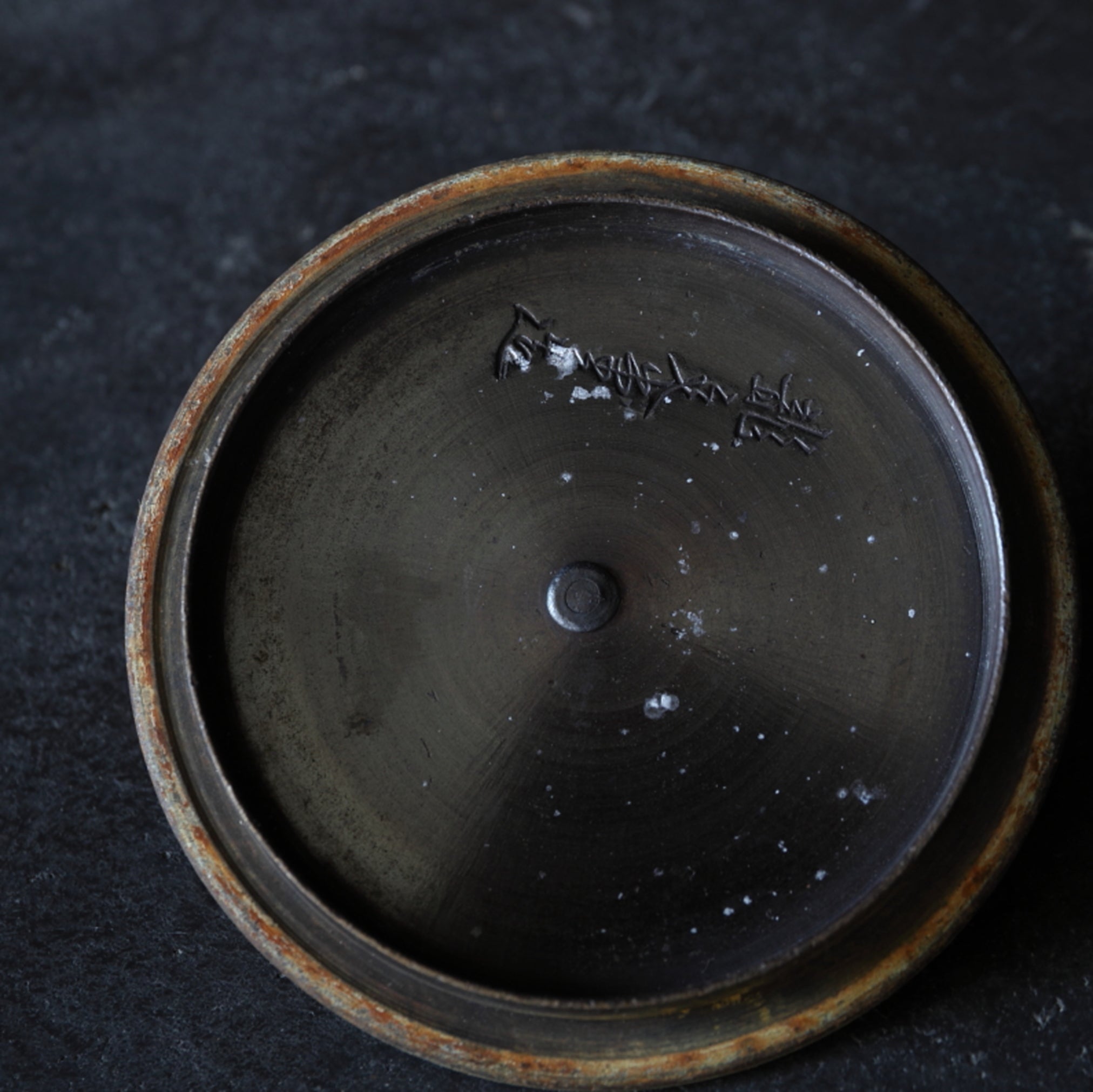 TETSUBIN DE COBRE VIEJO, Con tapa, pomo calado, marcado ryubundo, Período Meiji–Taisho(1868–1926 d. C.)