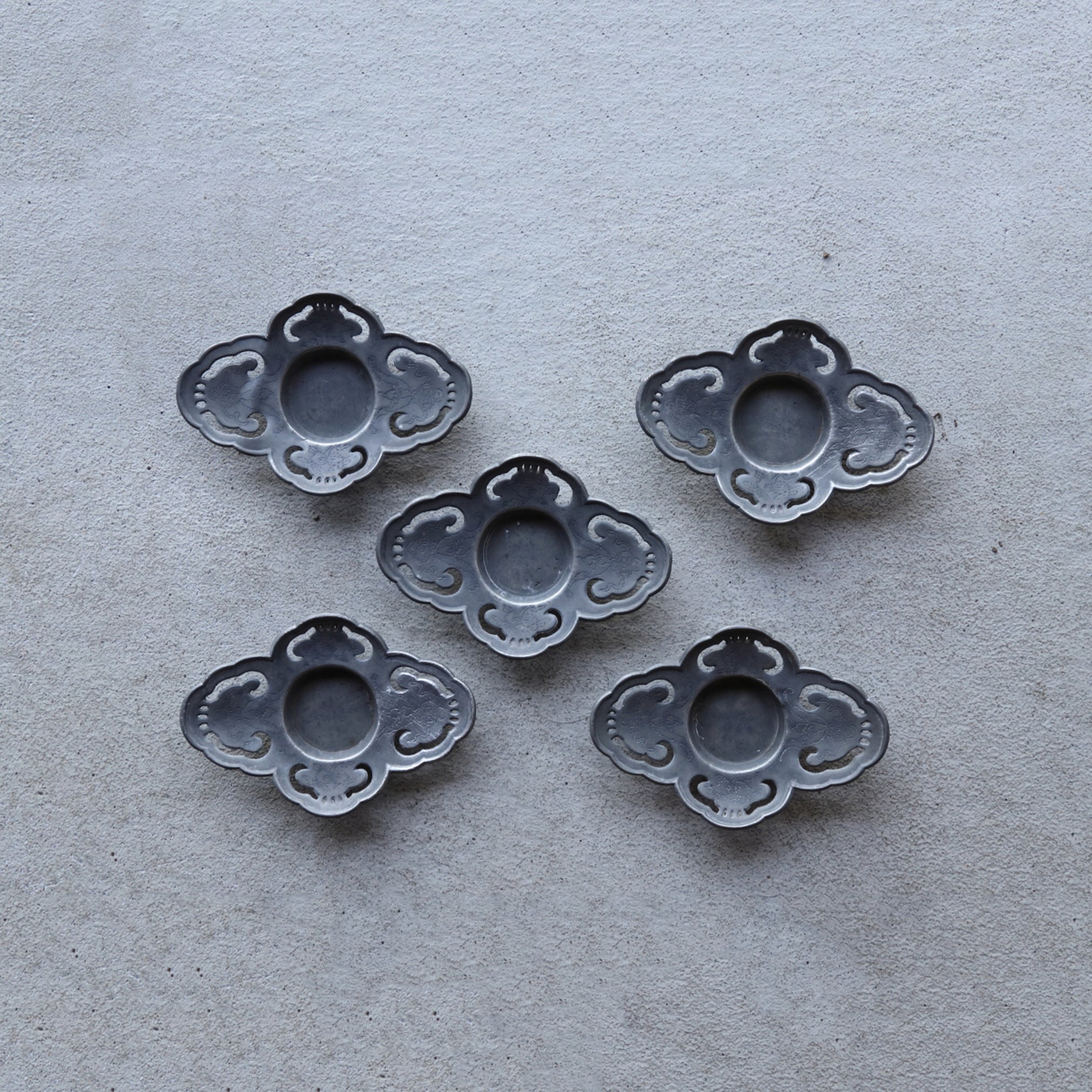 清代 古錫透かし霊芝蝙蝠文茶托 5客揃(1616–1911 CE)