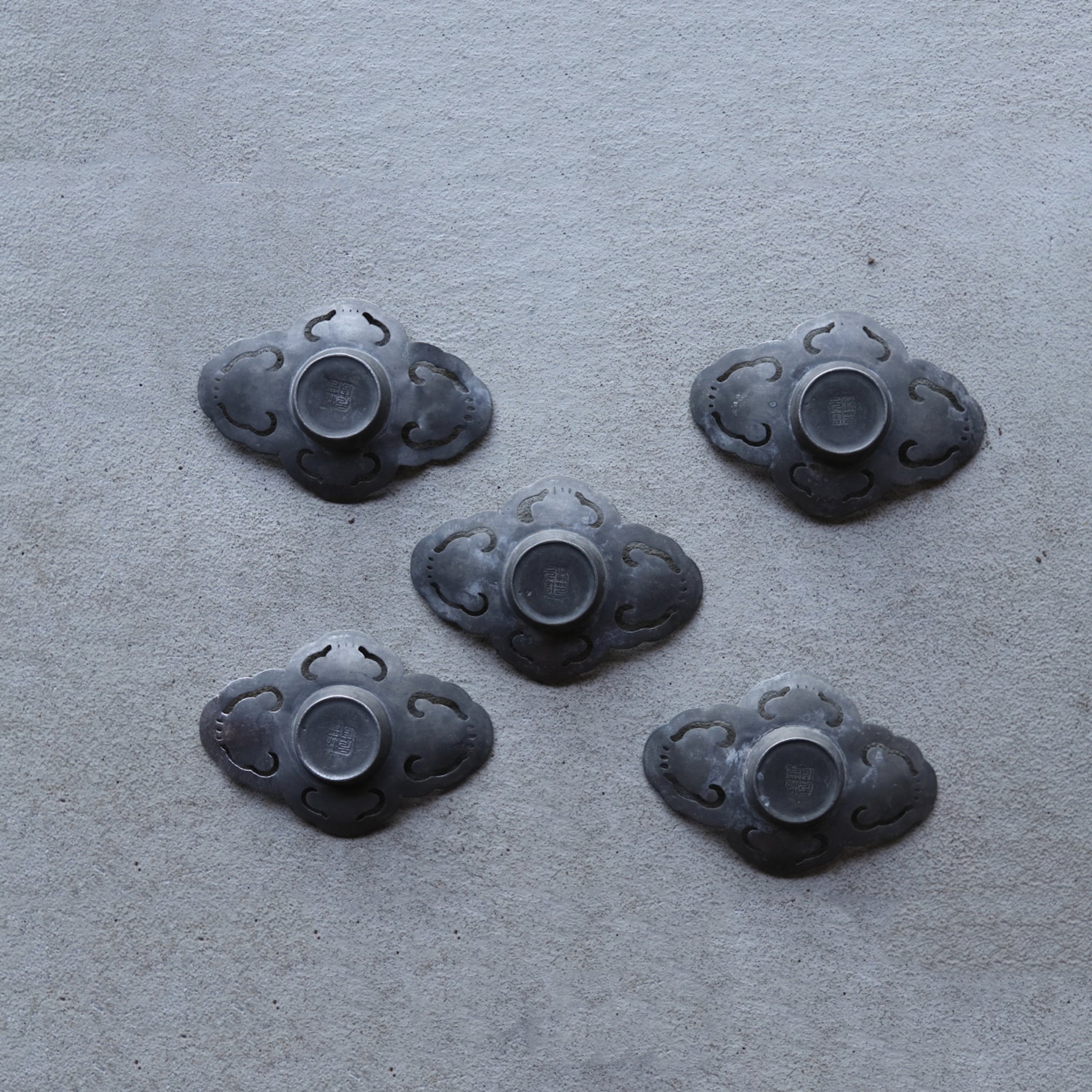 清代 古錫透かし霊芝蝙蝠文茶托 5客揃(1616–1911 CE)