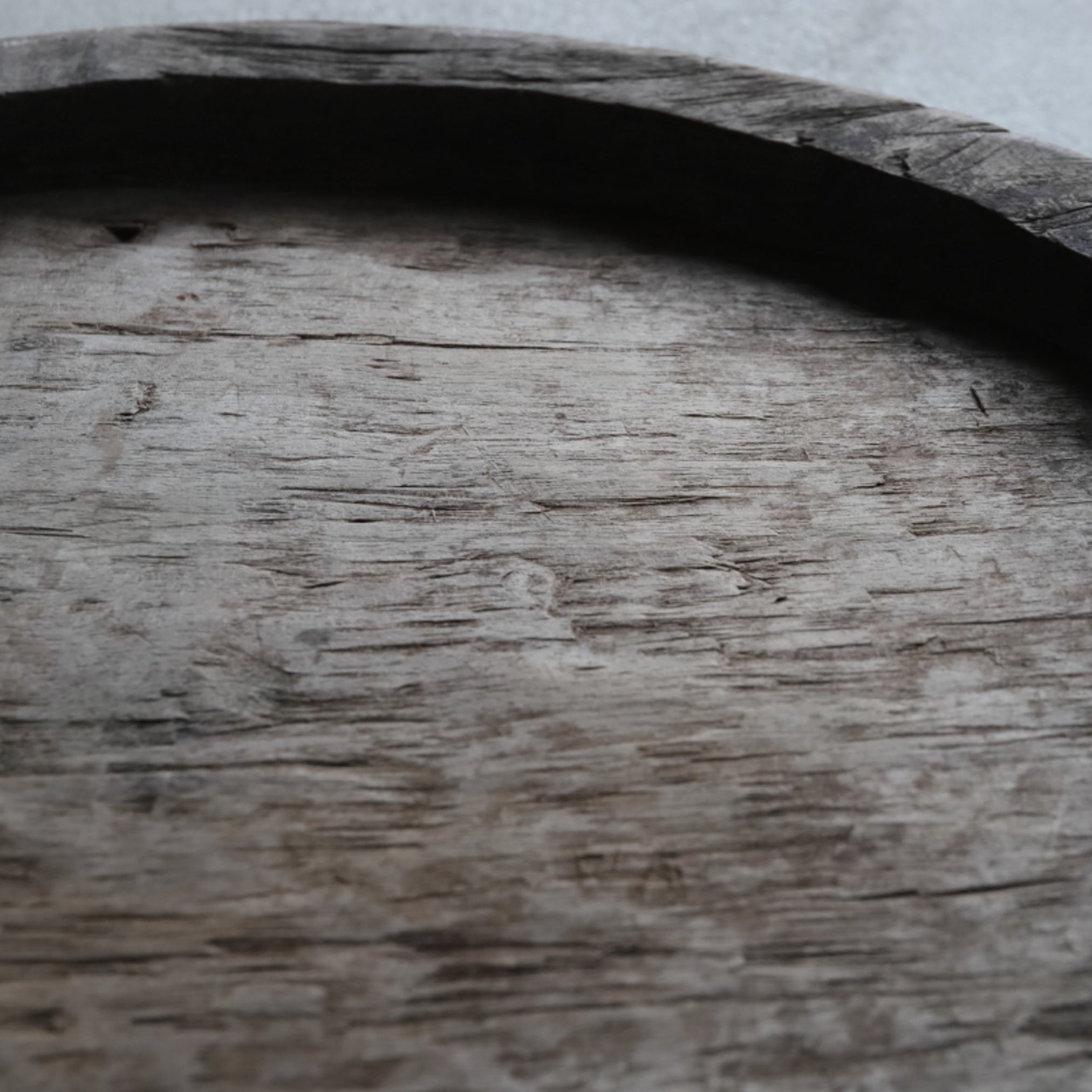 GRAN PLATO CON PEDESTAL DE MADERA, Yao, Edad Moderna Temprana(Siglos XVI–XIX)