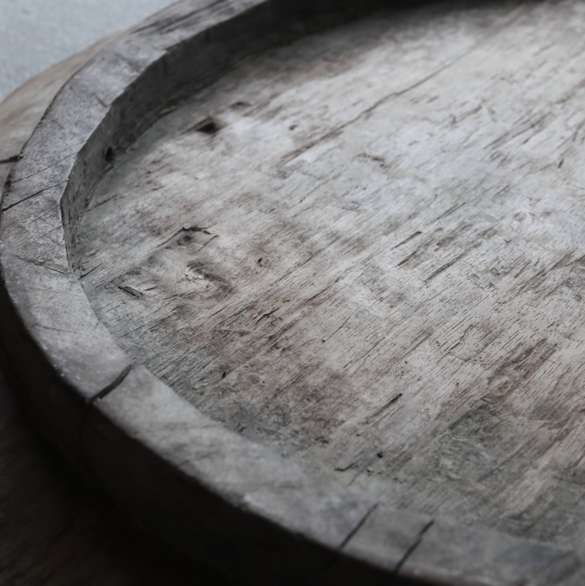 GRAN PLATO CON PEDESTAL DE MADERA, Yao, Edad Moderna Temprana(Siglos XVI–XIX)
