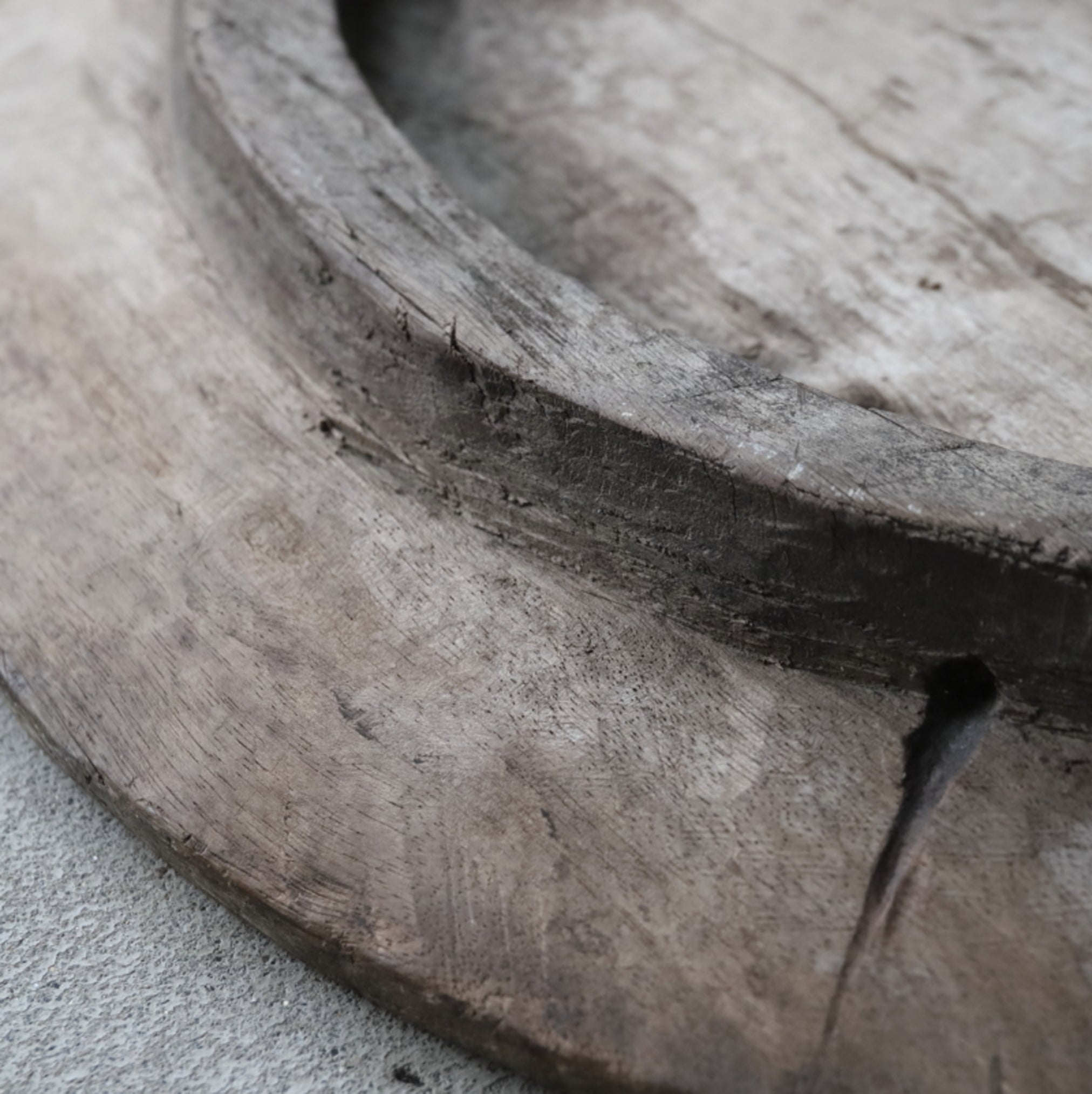 GRAN PLATO CON PEDESTAL DE MADERA, Yao, Edad Moderna Temprana(Siglos XVI–XIX)