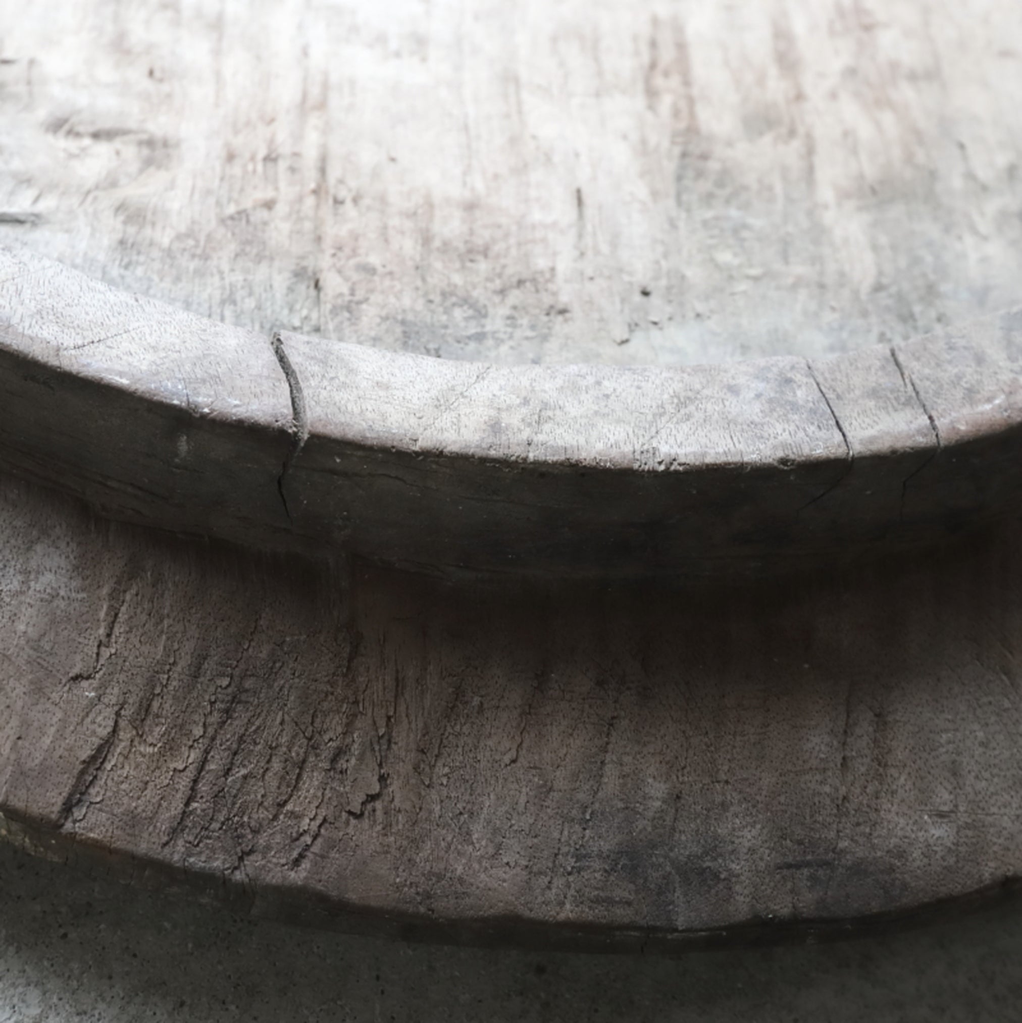 GRAN PLATO CON PEDESTAL DE MADERA, Yao, Edad Moderna Temprana(Siglos XVI–XIX)
