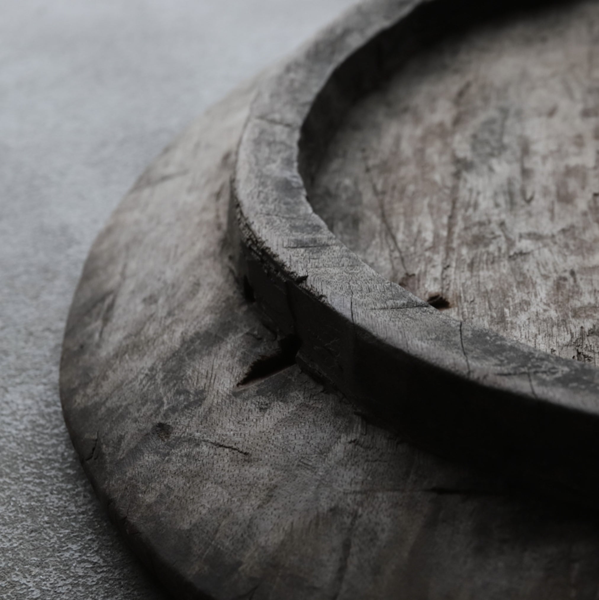 GRAN PLATO CON PEDESTAL DE MADERA, Yao, Edad Moderna Temprana(Siglos XVI–XIX)