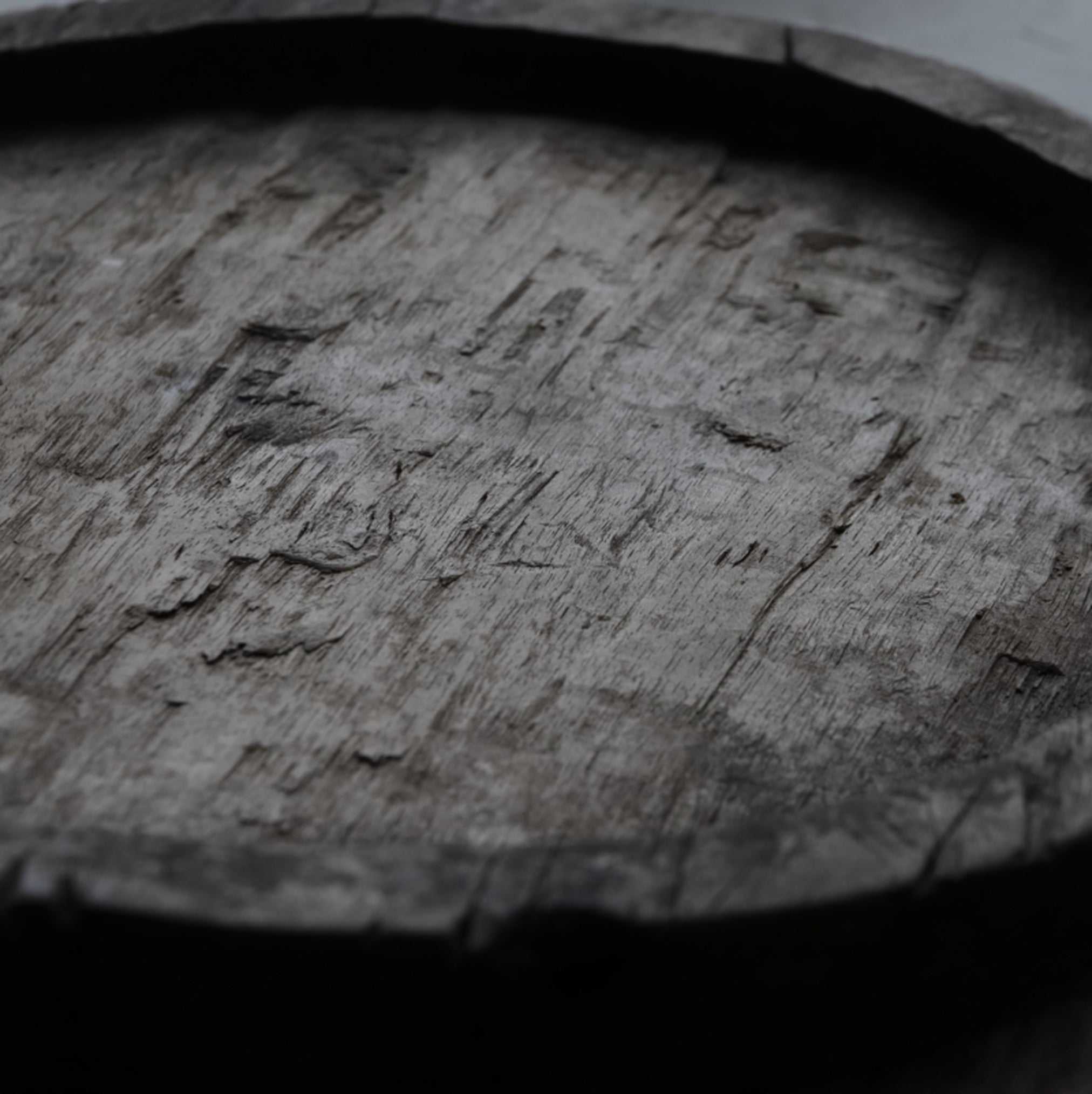 GRAN PLATO CON PEDESTAL DE MADERA, Yao, Edad Moderna Temprana(Siglos XVI–XIX)
