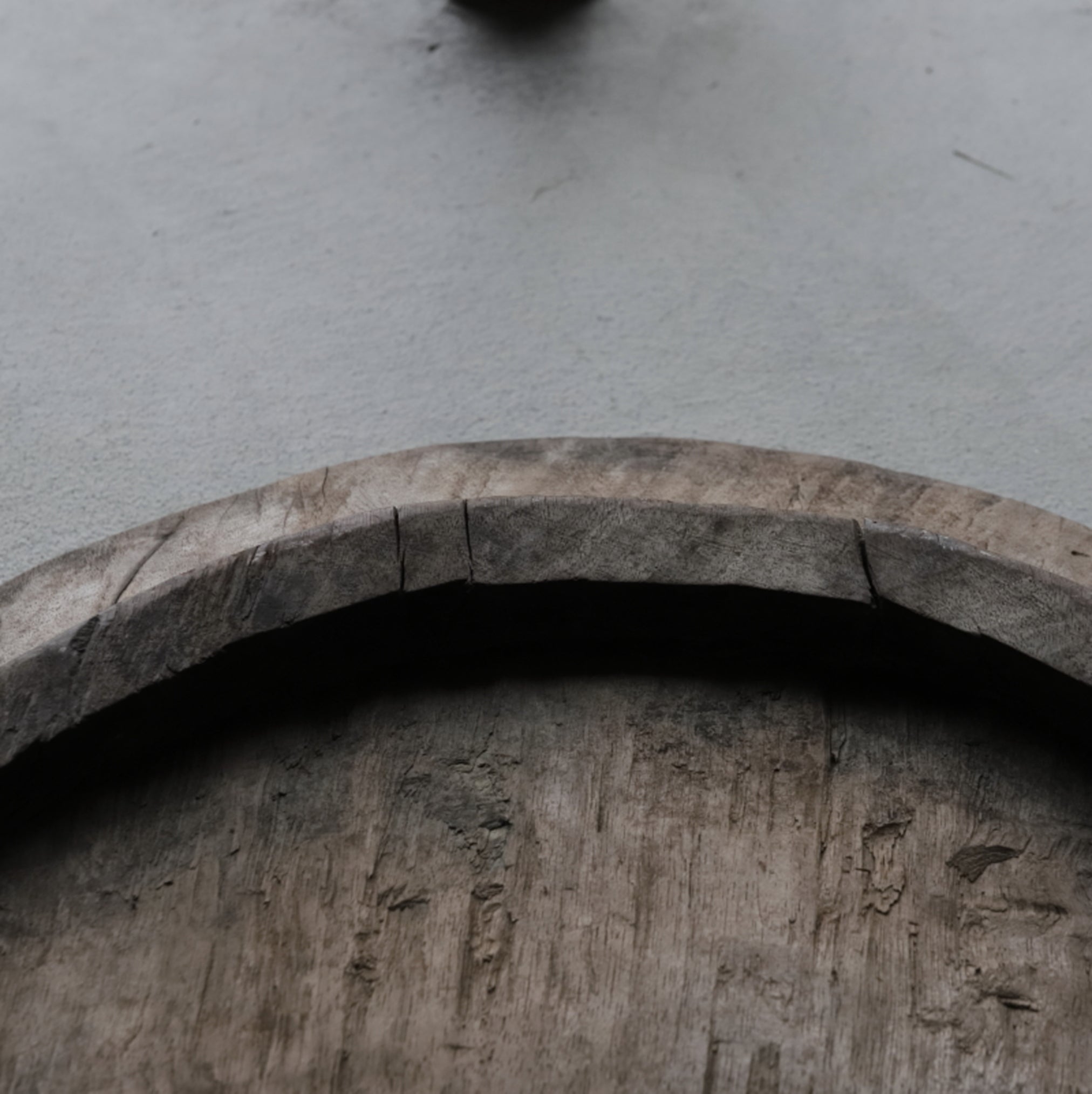 GRAN PLATO CON PEDESTAL DE MADERA, Yao, Edad Moderna Temprana(Siglos XVI–XIX)