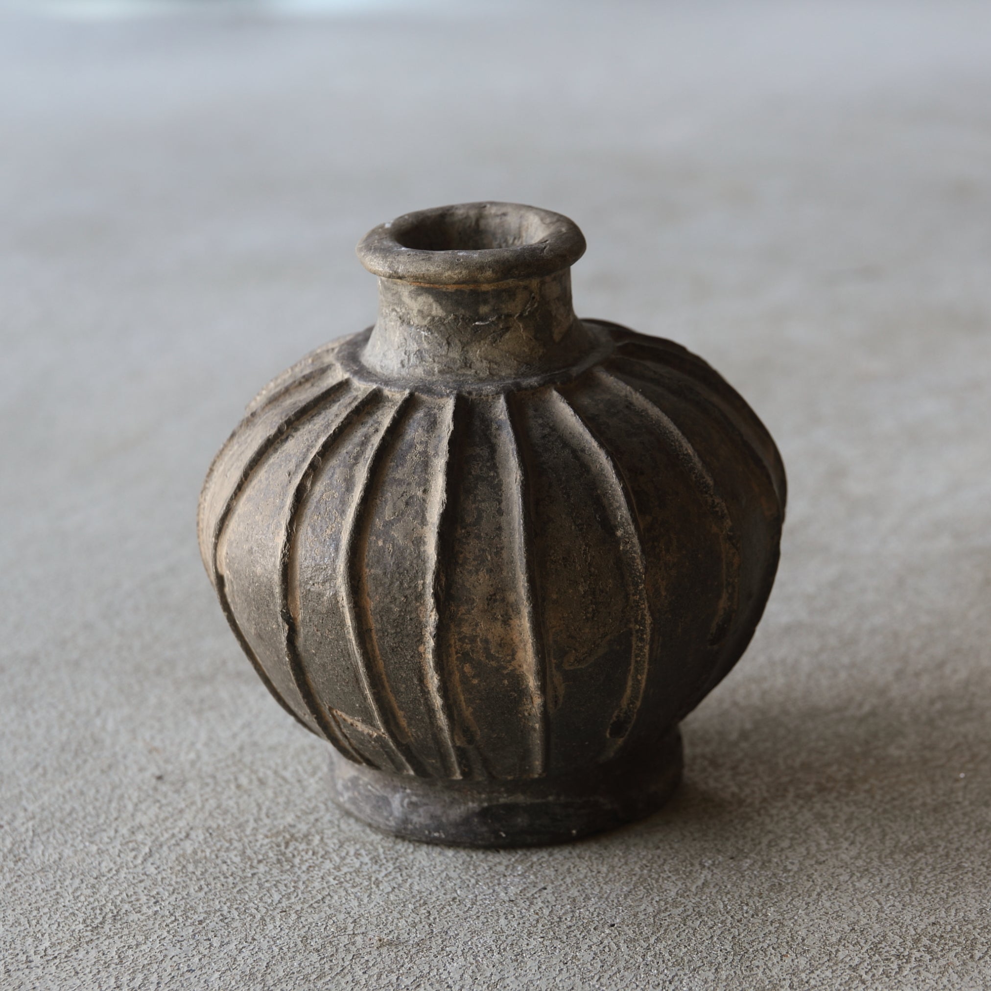 BOTELLA, Loza de barro gris, con patrón de cresta