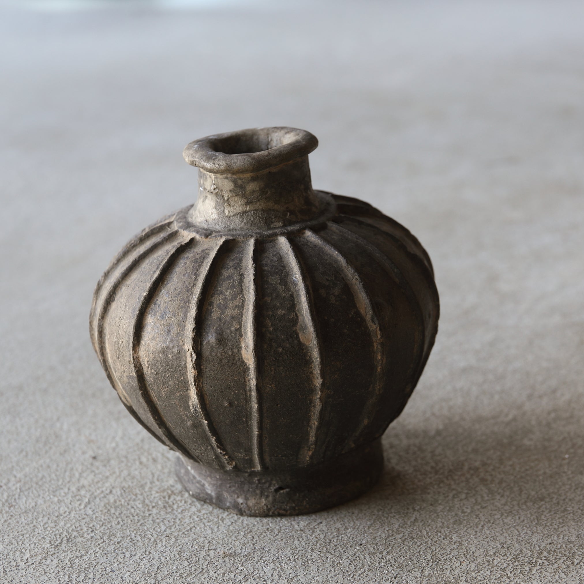 BOTELLA, Loza de barro gris, con patrón de cresta