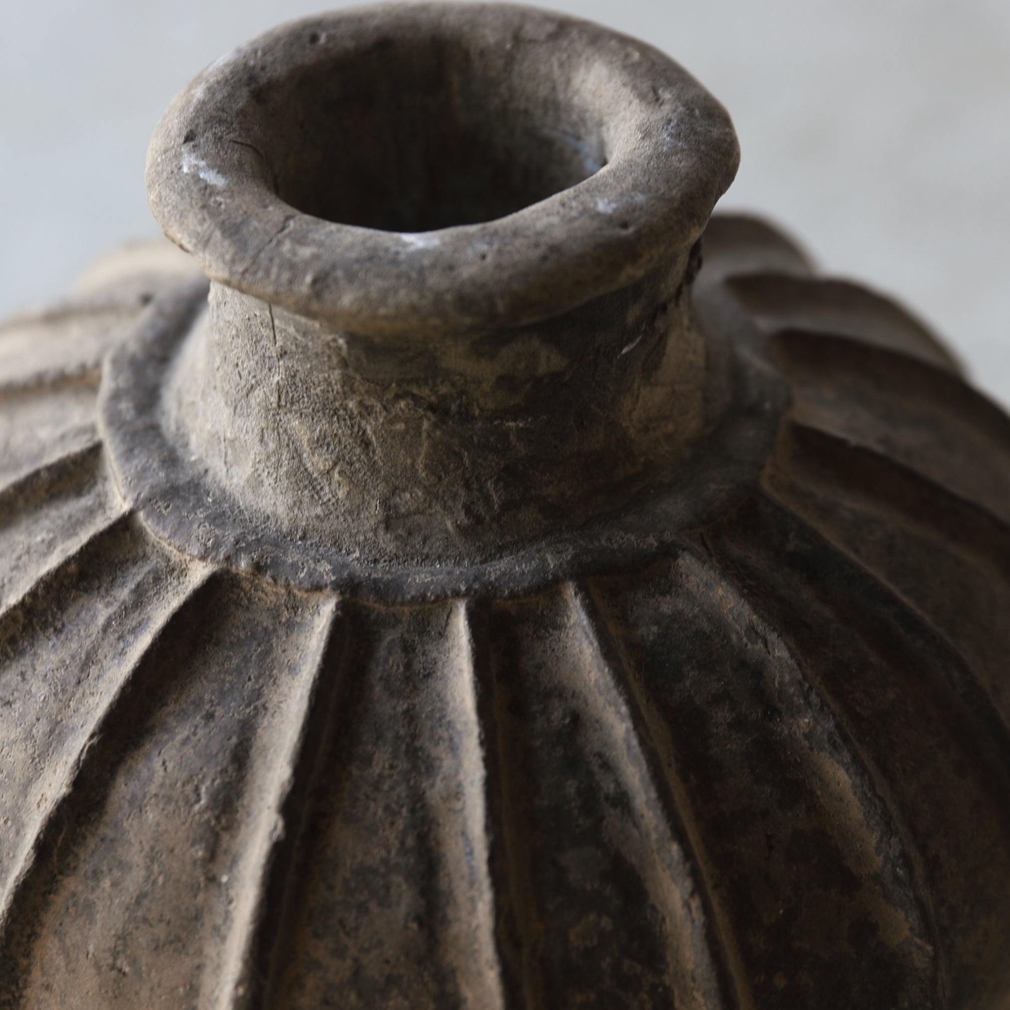 BOTELLA, Loza de barro gris, con patrón de cresta
