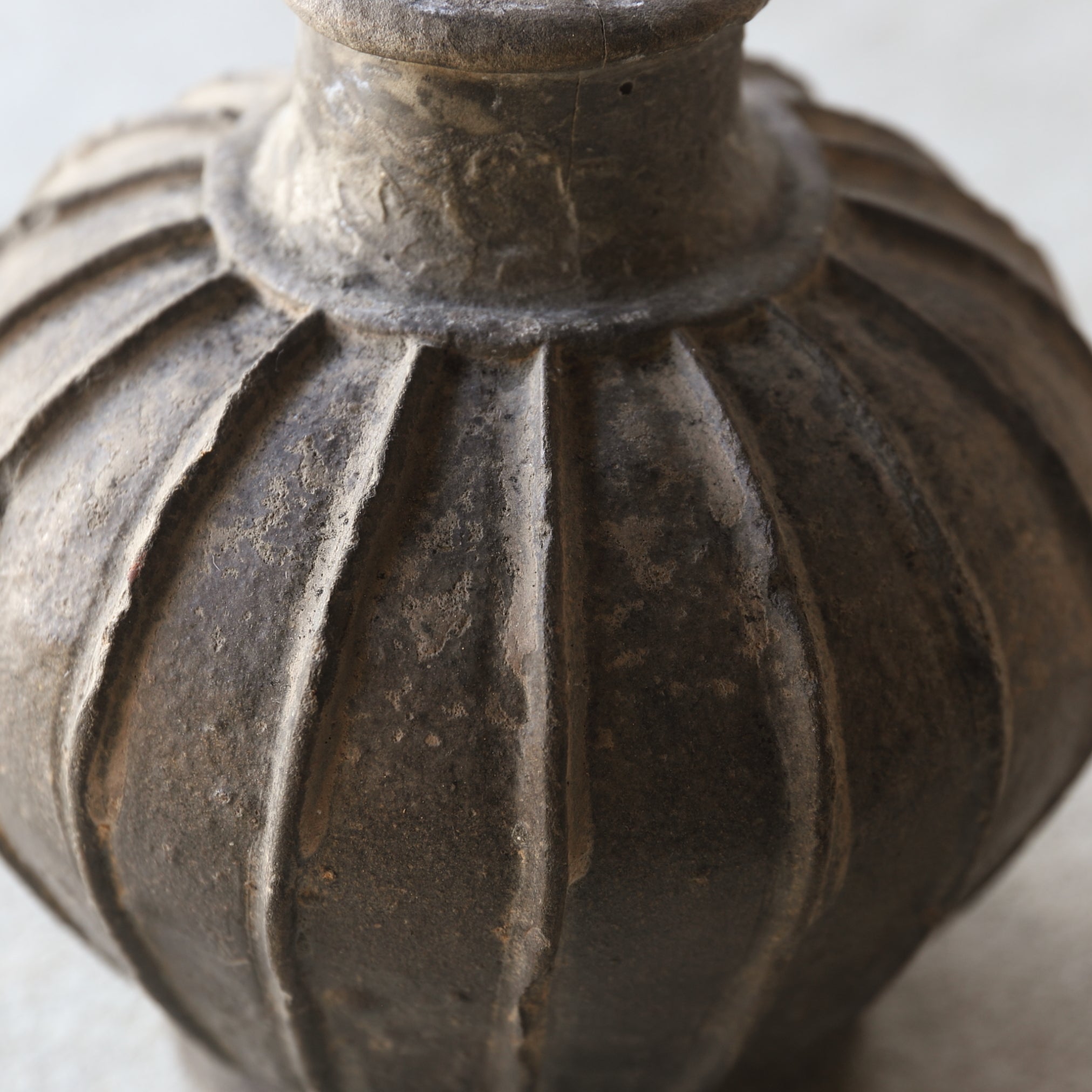 BOTELLA, Loza de barro gris, con patrón de cresta