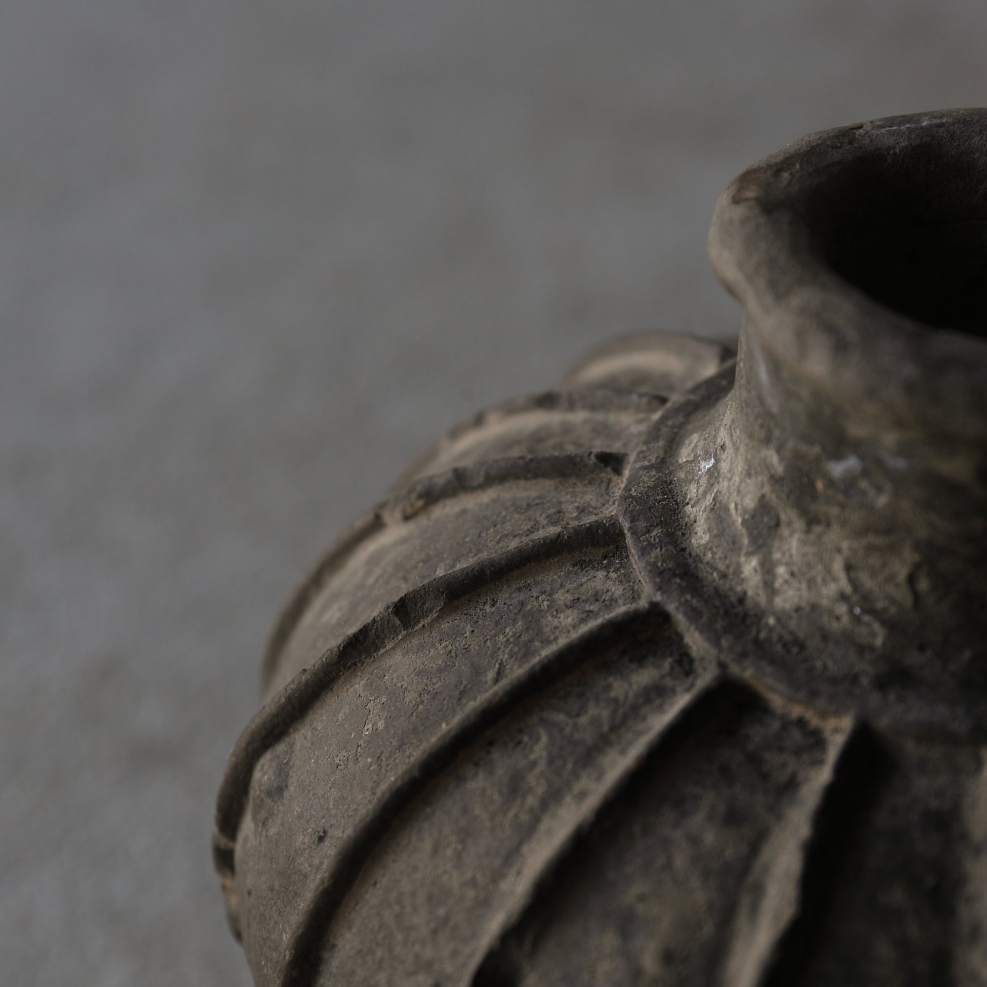 BOTELLA, Loza de barro gris, con patrón de cresta