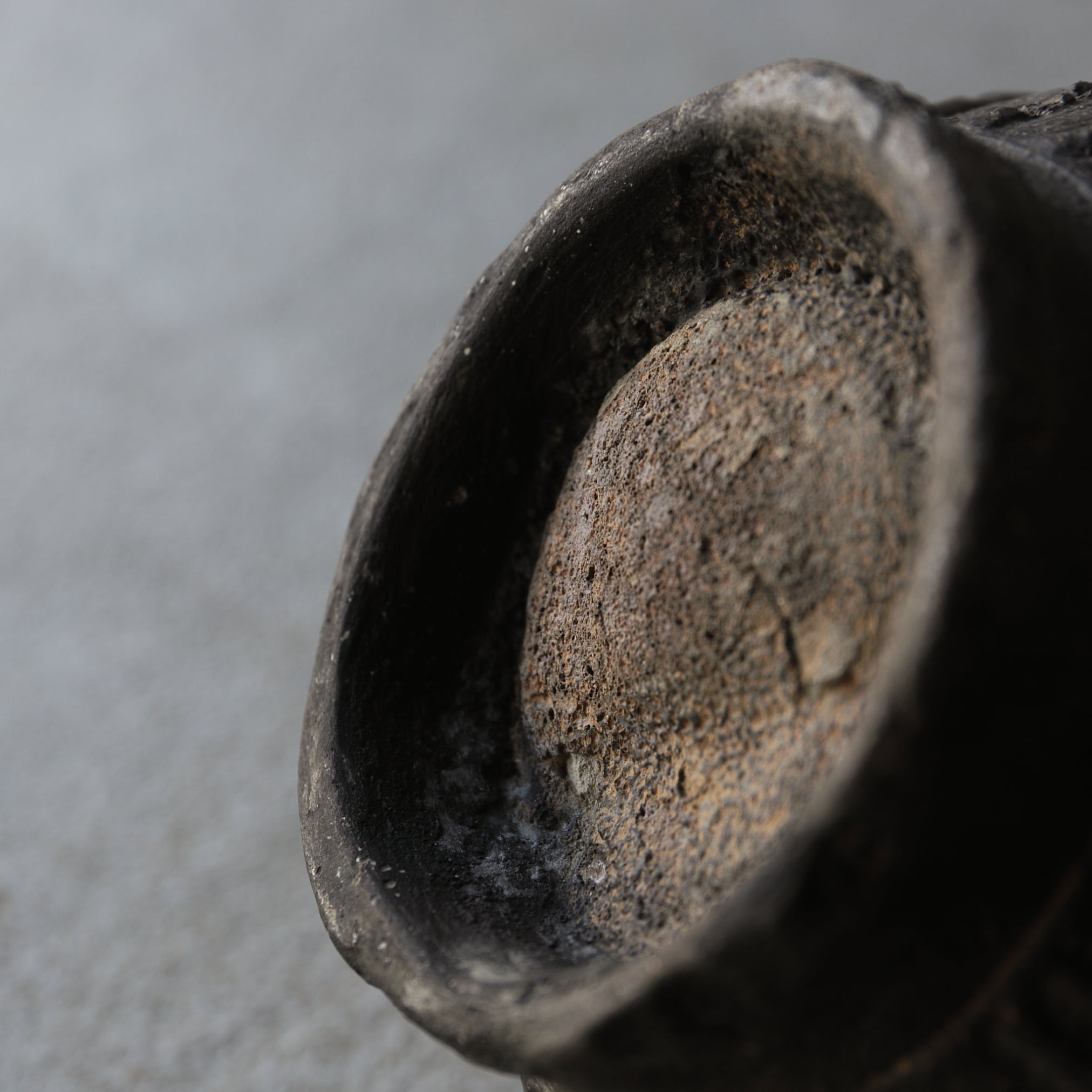 BOTELLA, Loza de barro gris, con patrón de cresta