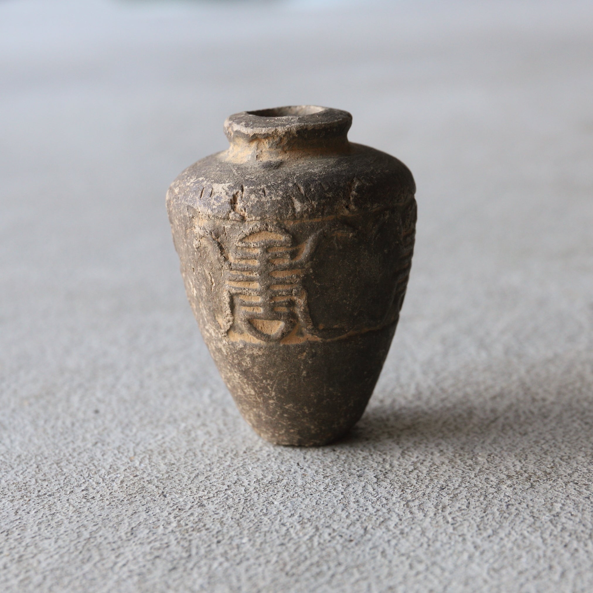 漢代 灰陶小壺(206 BCE–220 CE)