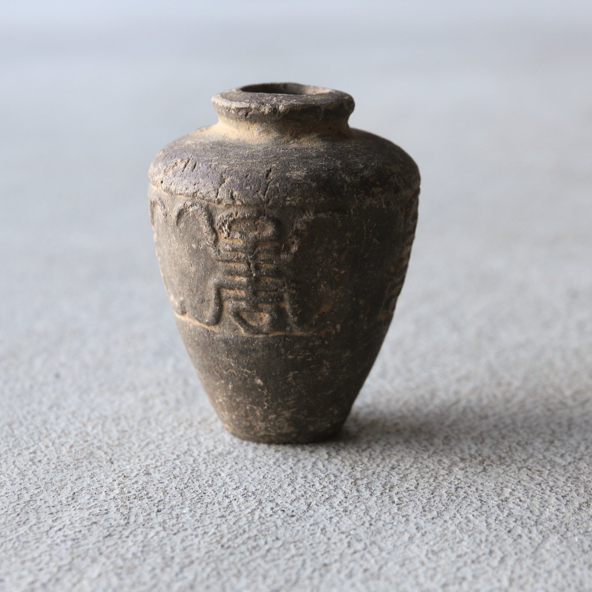 漢代 灰陶小壺(206 BCE–220 CE)