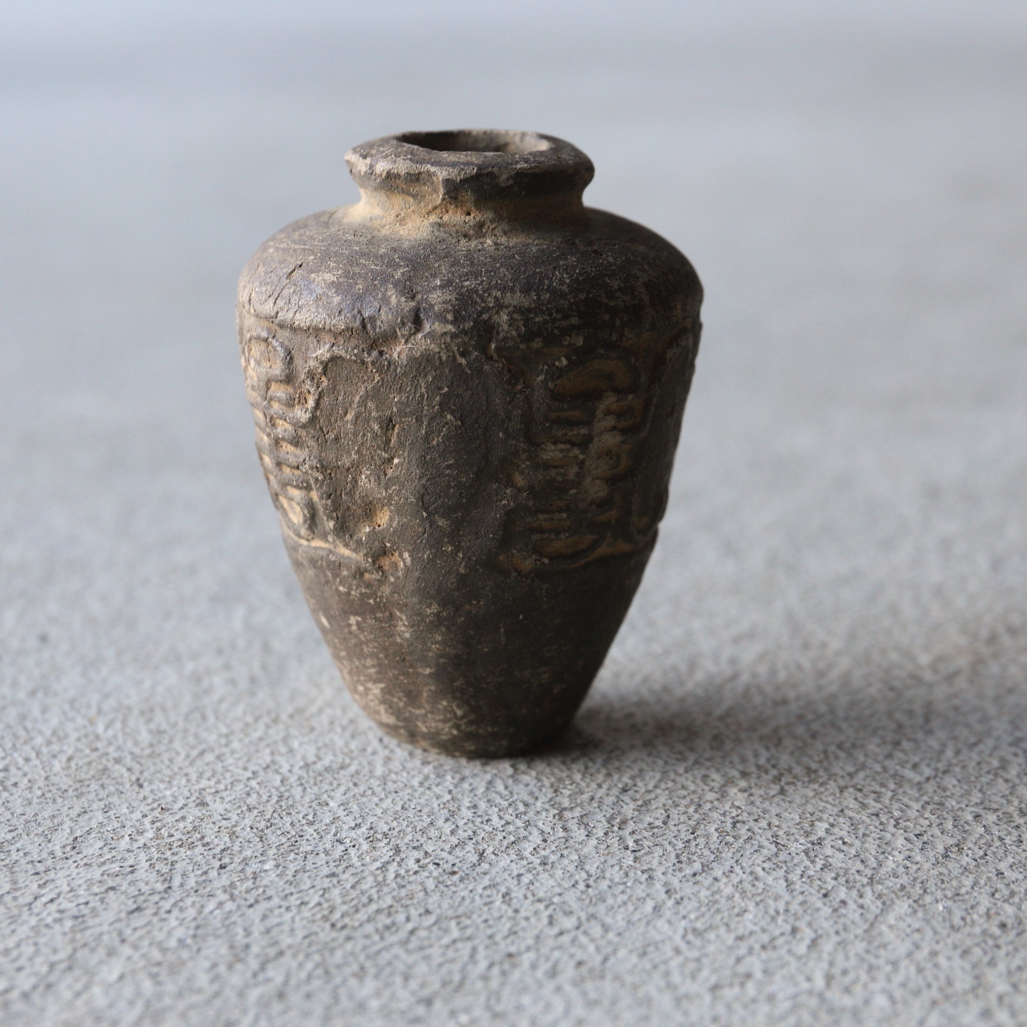 漢代 灰陶小壺(206 BCE–220 CE)