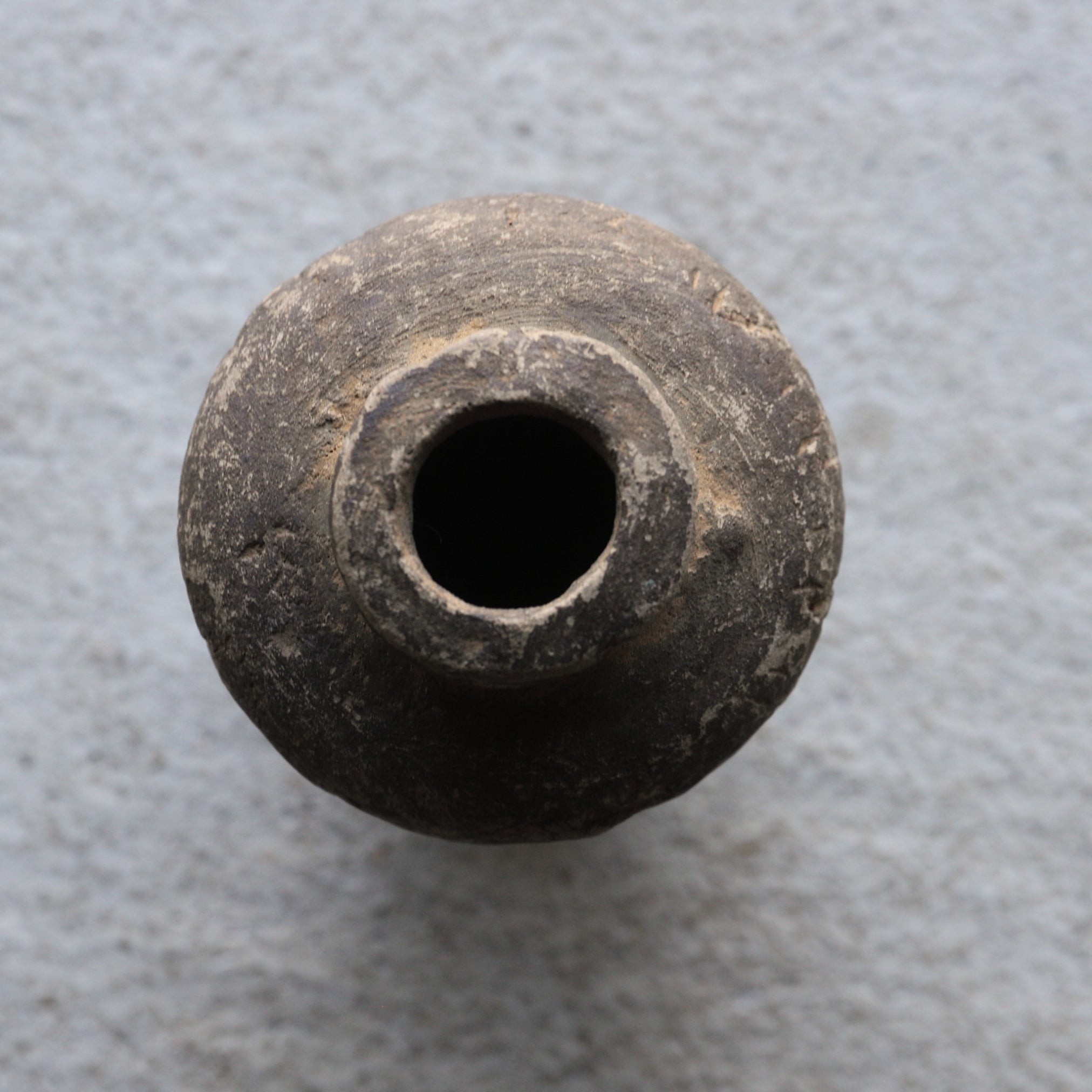 漢代 灰陶小壺(206 BCE–220 CE)