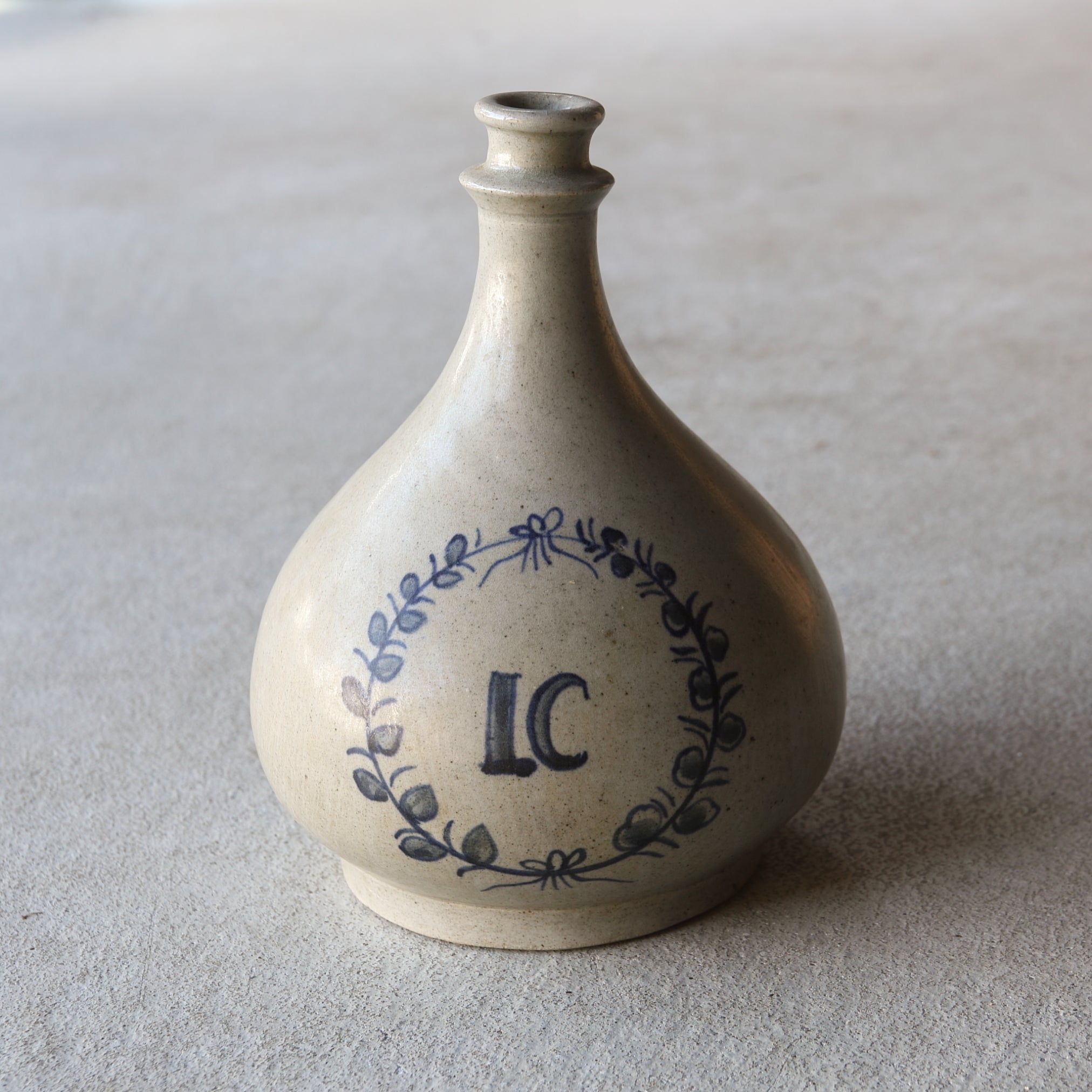 BOTELLA COMPRA, Con azul bajo cubierta diseño de anillo floral lc, Período Edo(1603–1867 d. C.)