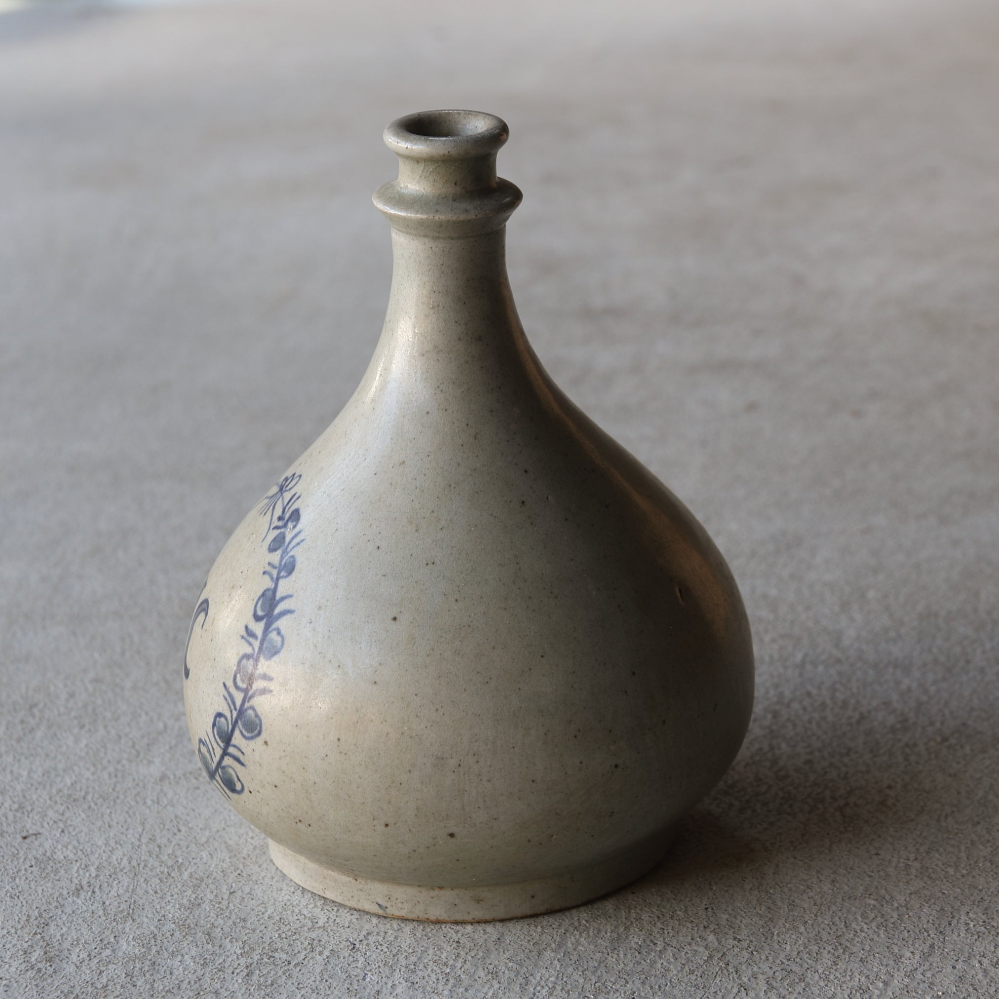 BOTELLA COMPRA, Con azul bajo cubierta diseño de anillo floral lc, Período Edo(1603–1867 d. C.)