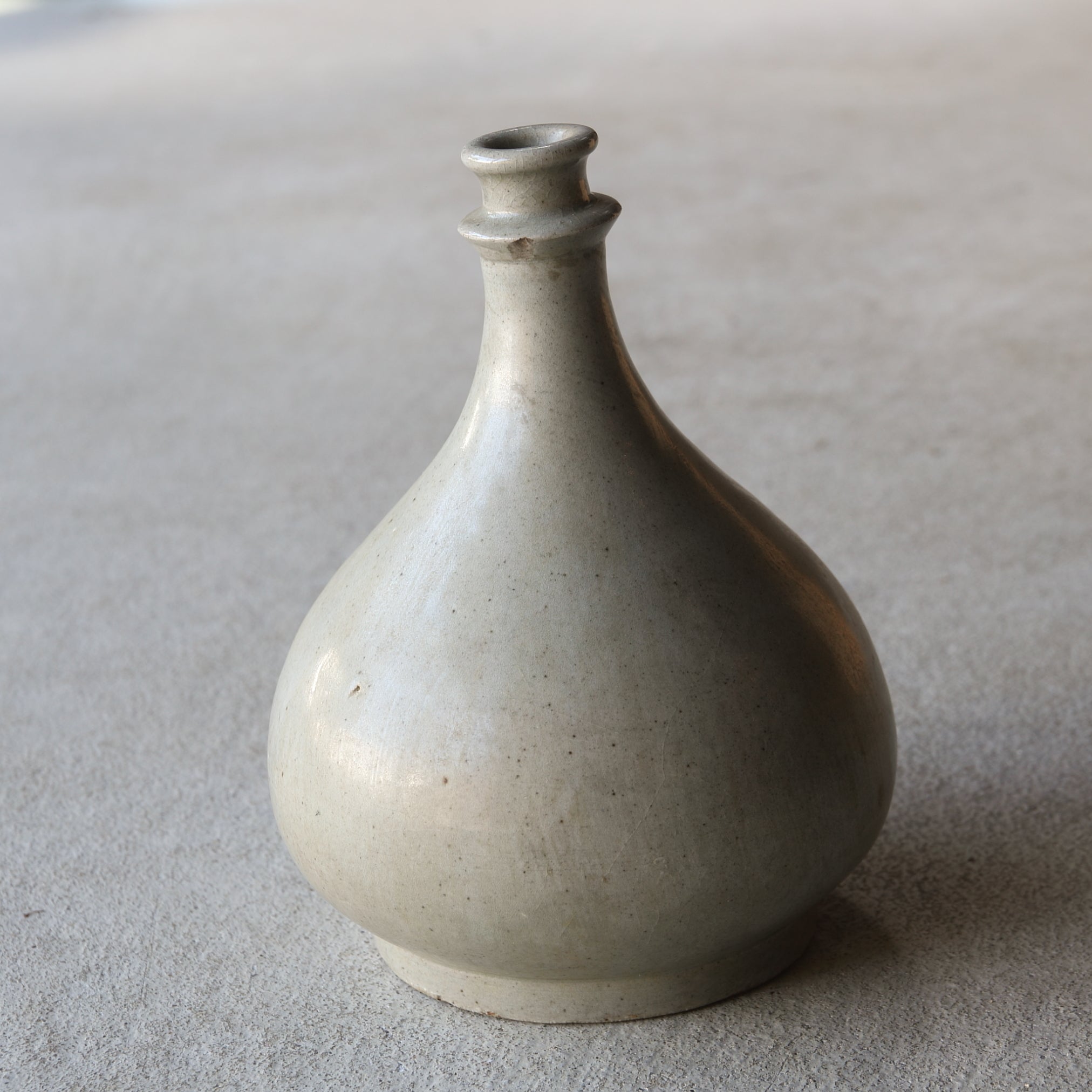 BOTELLA COMPRA, Con azul bajo cubierta diseño de anillo floral lc, Período Edo(1603–1867 d. C.)