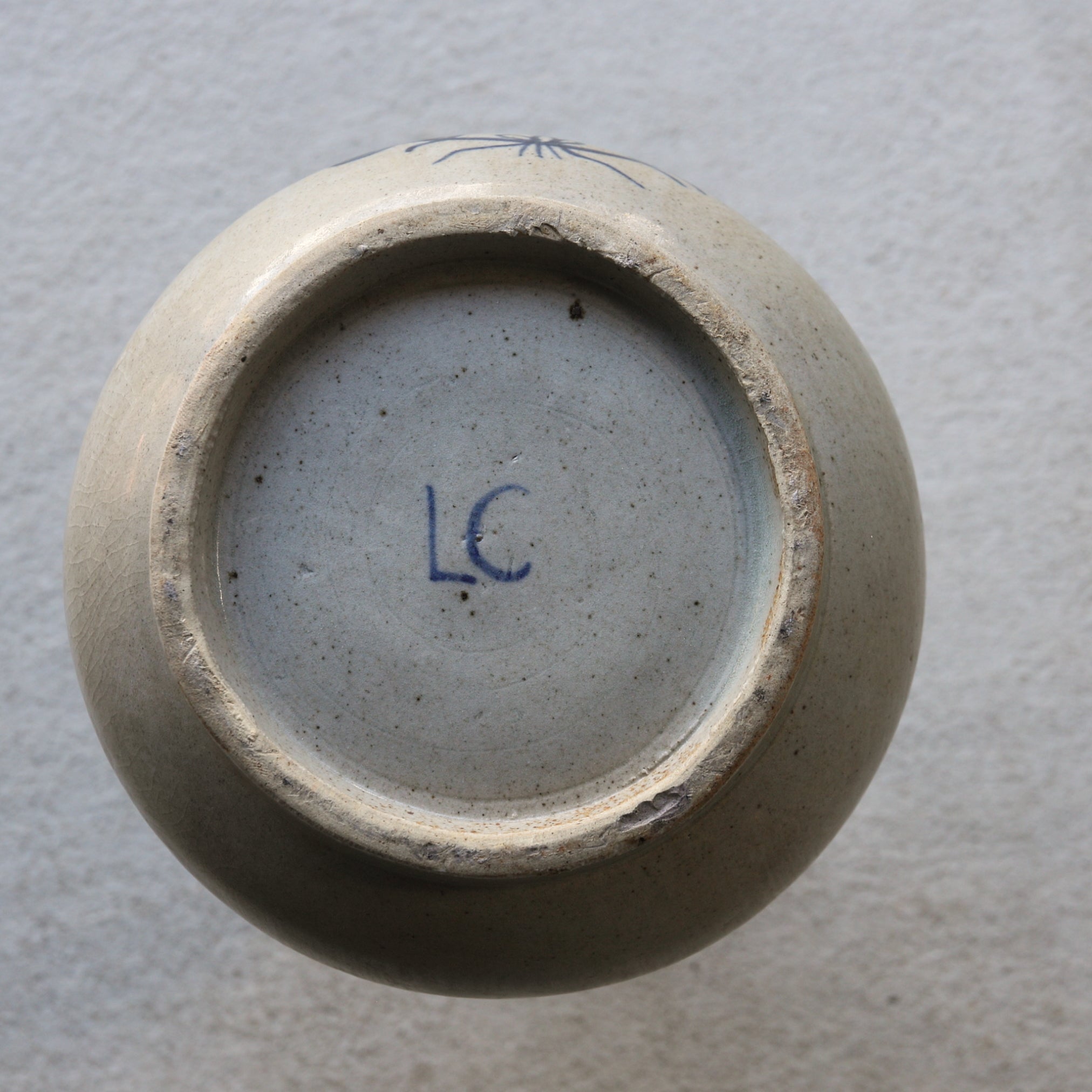 BOTELLA COMPRA, Con azul bajo cubierta diseño de anillo floral lc, Período Edo(1603–1867 d. C.)