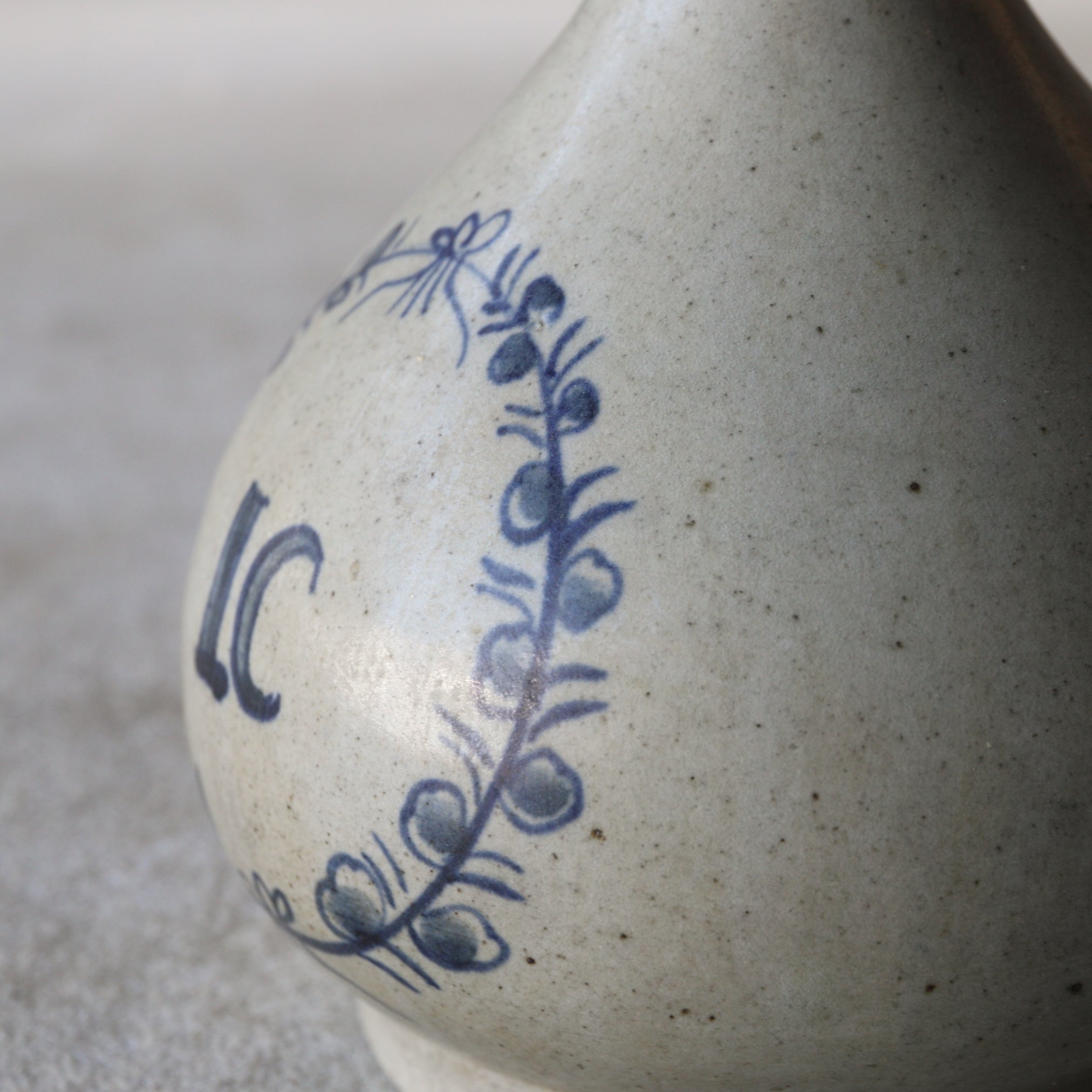 BOTELLA COMPRA, Con azul bajo cubierta diseño de anillo floral lc, Período Edo(1603–1867 d. C.)