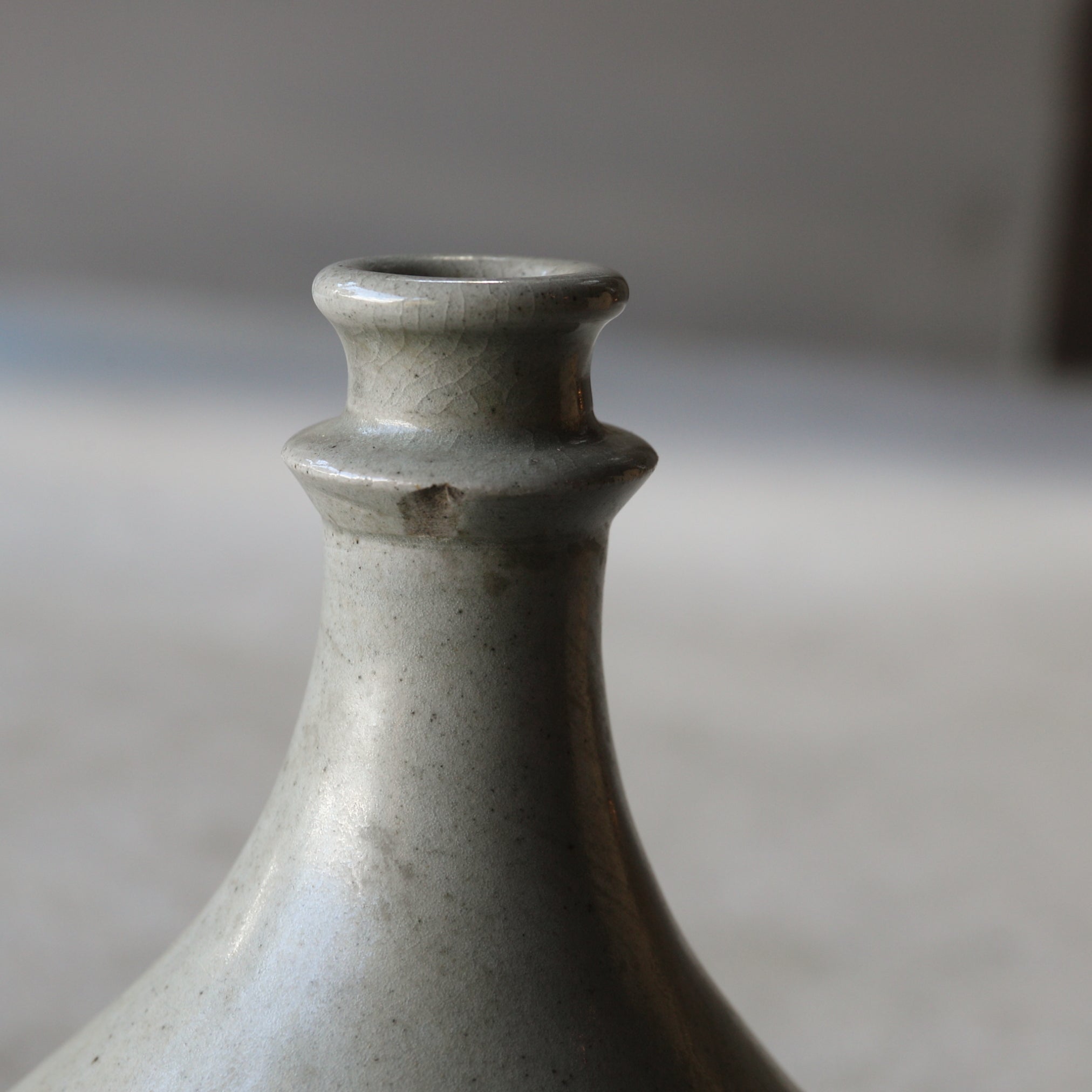 BOTELLA COMPRA, Con azul bajo cubierta diseño de anillo floral lc, Período Edo(1603–1867 d. C.)