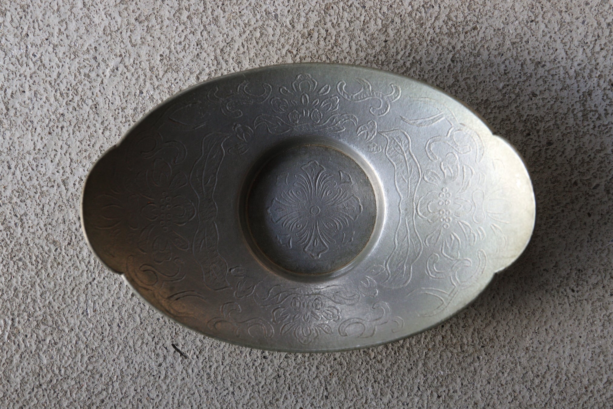 PLATILLO DE NUBE DE ESTAÑO VIEJO, Grabado a línea con diseño floral cruciforme, juego de 5, Dinastía Qing(1616–1911 d. C.)
