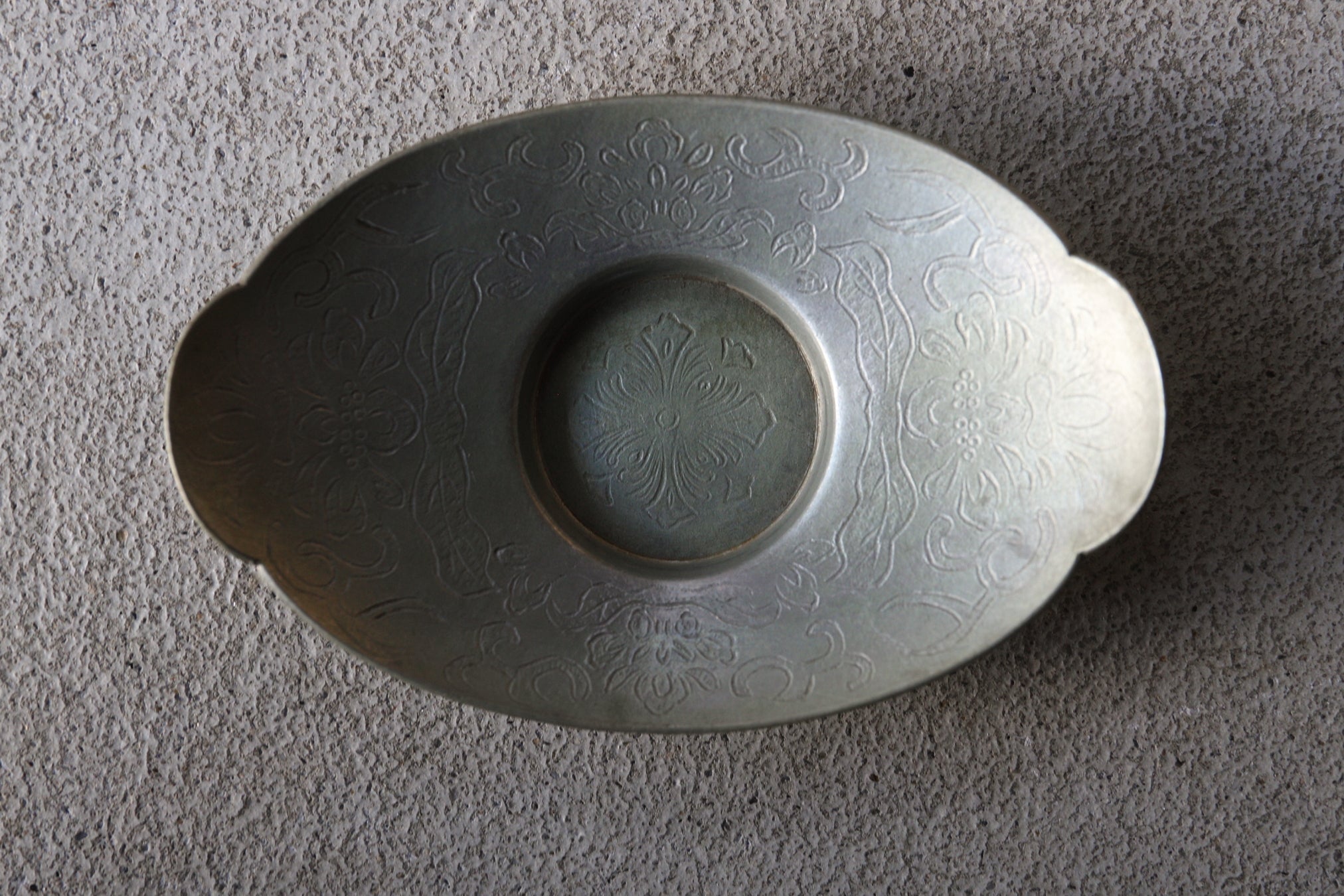PLATILLO DE NUBE DE ESTAÑO VIEJO, Grabado a línea con diseño floral cruciforme, juego de 5, Dinastía Qing(1616–1911 d. C.)