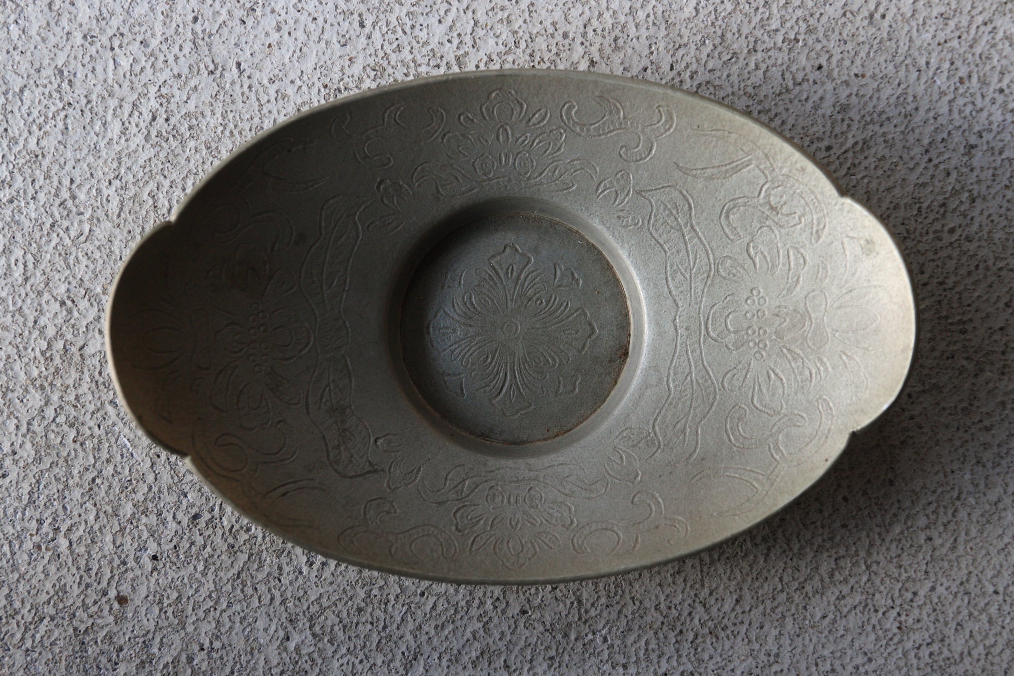 PLATILLO DE NUBE DE ESTAÑO VIEJO, Grabado a línea con diseño floral cruciforme, juego de 5, Dinastía Qing(1616–1911 d. C.)