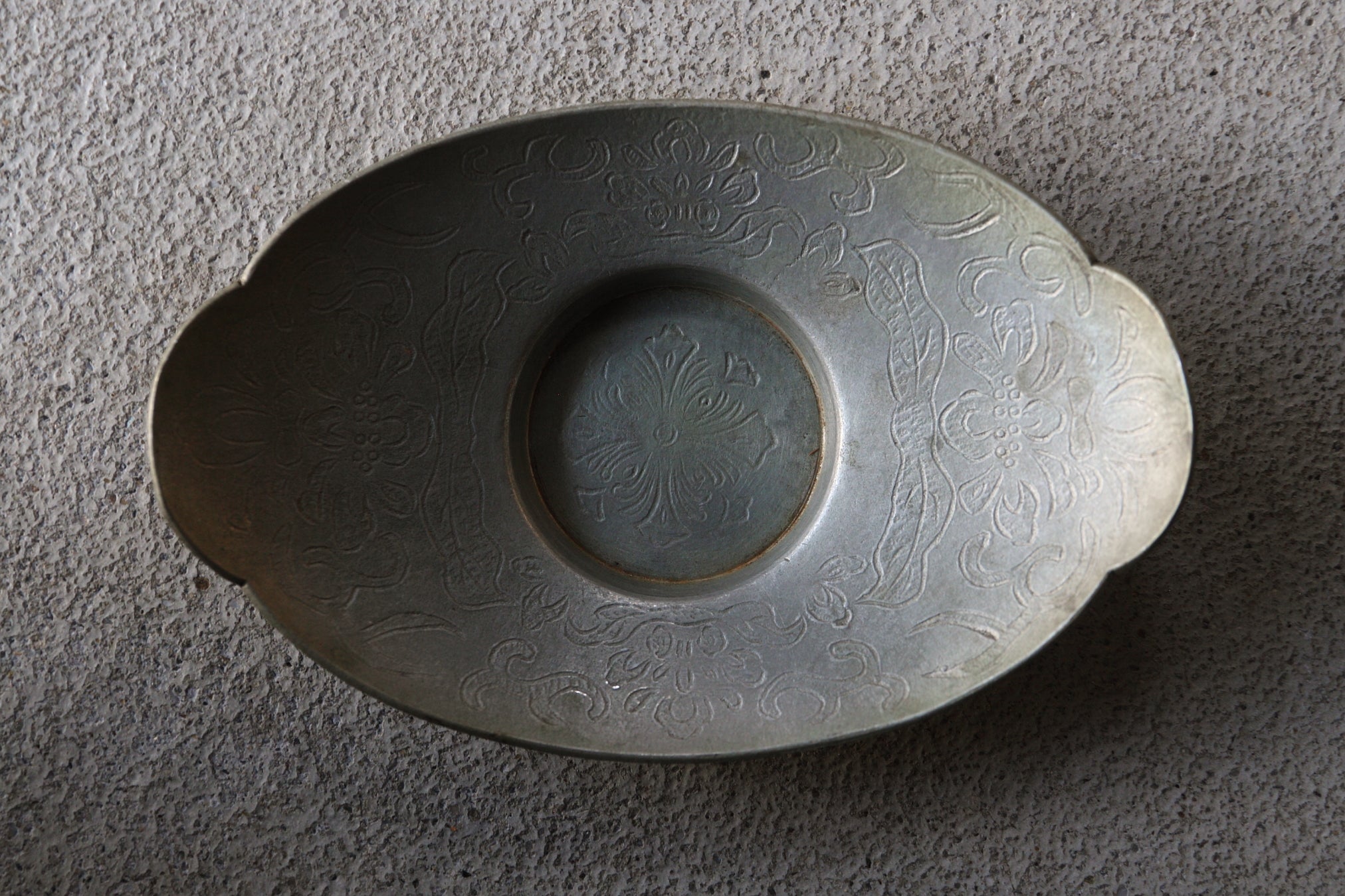 PLATILLO DE NUBE DE ESTAÑO VIEJO, Grabado a línea con diseño floral cruciforme, juego de 5, Dinastía Qing(1616–1911 d. C.)