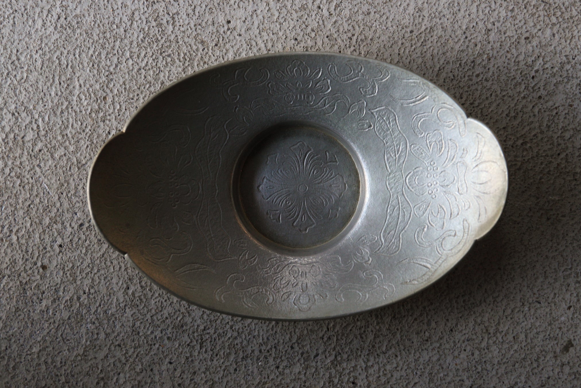 PLATILLO DE NUBE DE ESTAÑO VIEJO, Grabado a línea con diseño floral cruciforme, juego de 5, Dinastía Qing(1616–1911 d. C.)