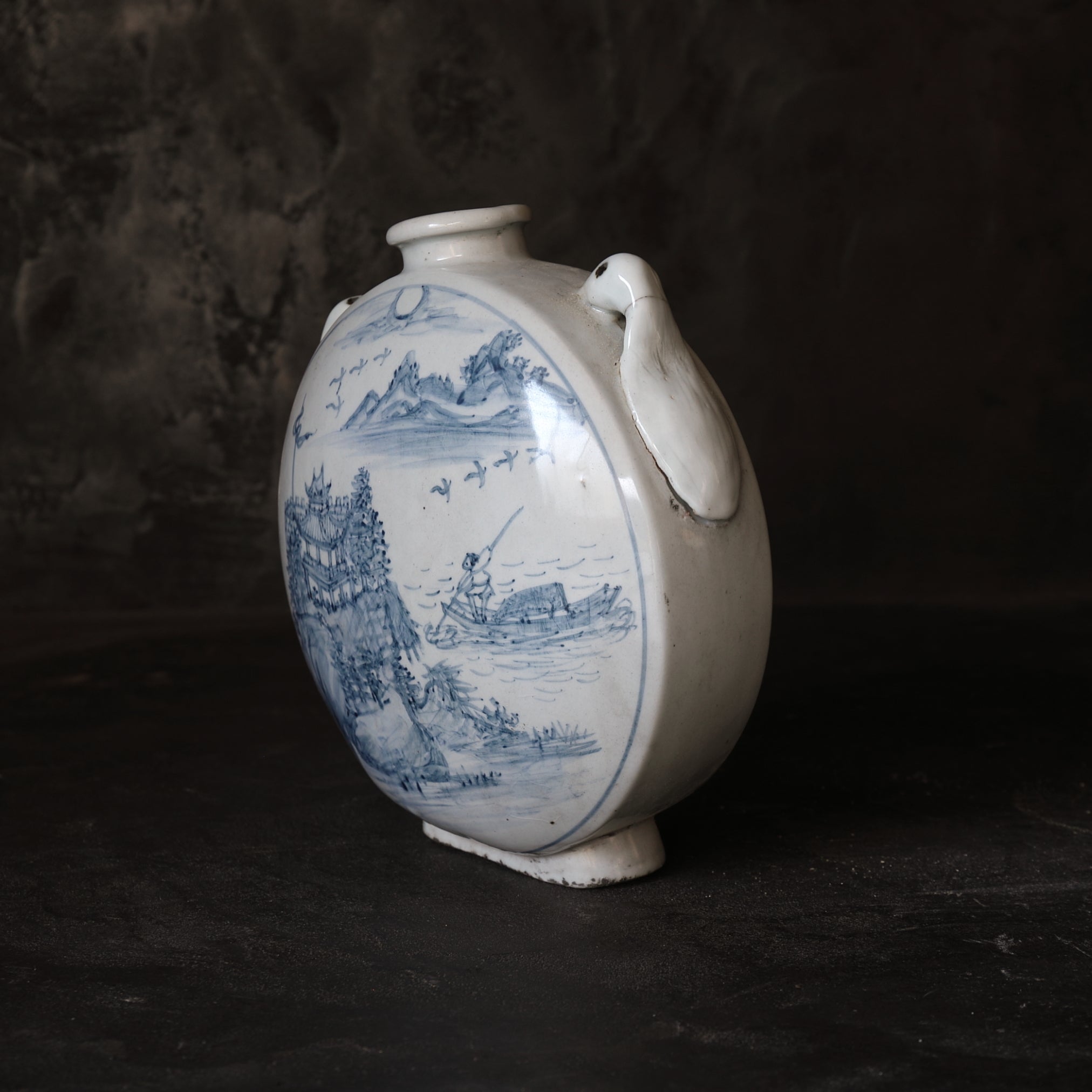 BOUTEILLE PLATE, Porcelaine bleu et blanc avec motif de pavillon et paysage avec anses jumelles en forme de lézard, Dynastie Joseon(1392–1897 apr. J.-C.)