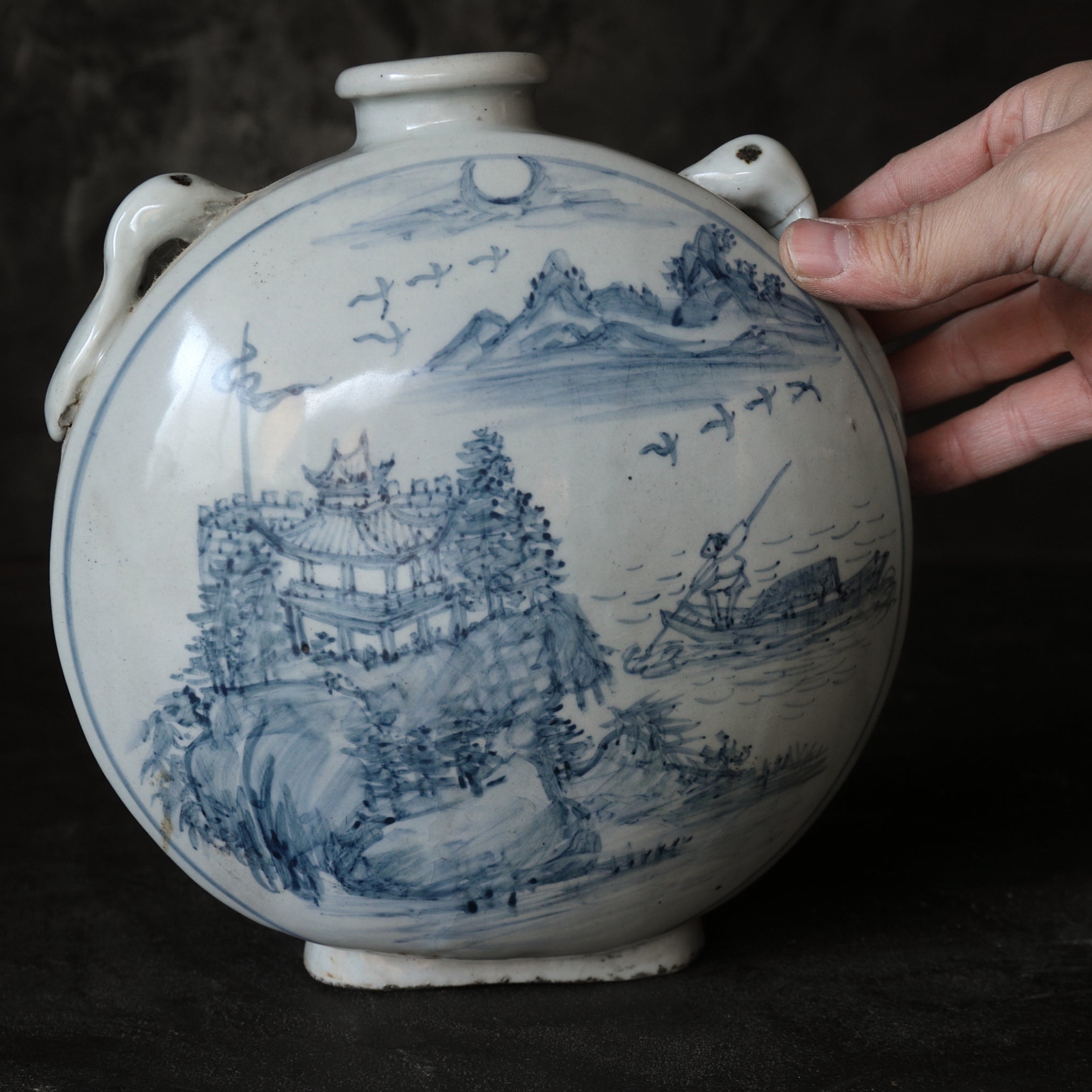 FLASCHE MIT FLACHEM KÖRPER, Blau-weißes Porzellan mit pavillon- und landschafts-design mit eidechsen-doppelgriffe, Joseon-Dynastie(1392–1897 n. Chr.)