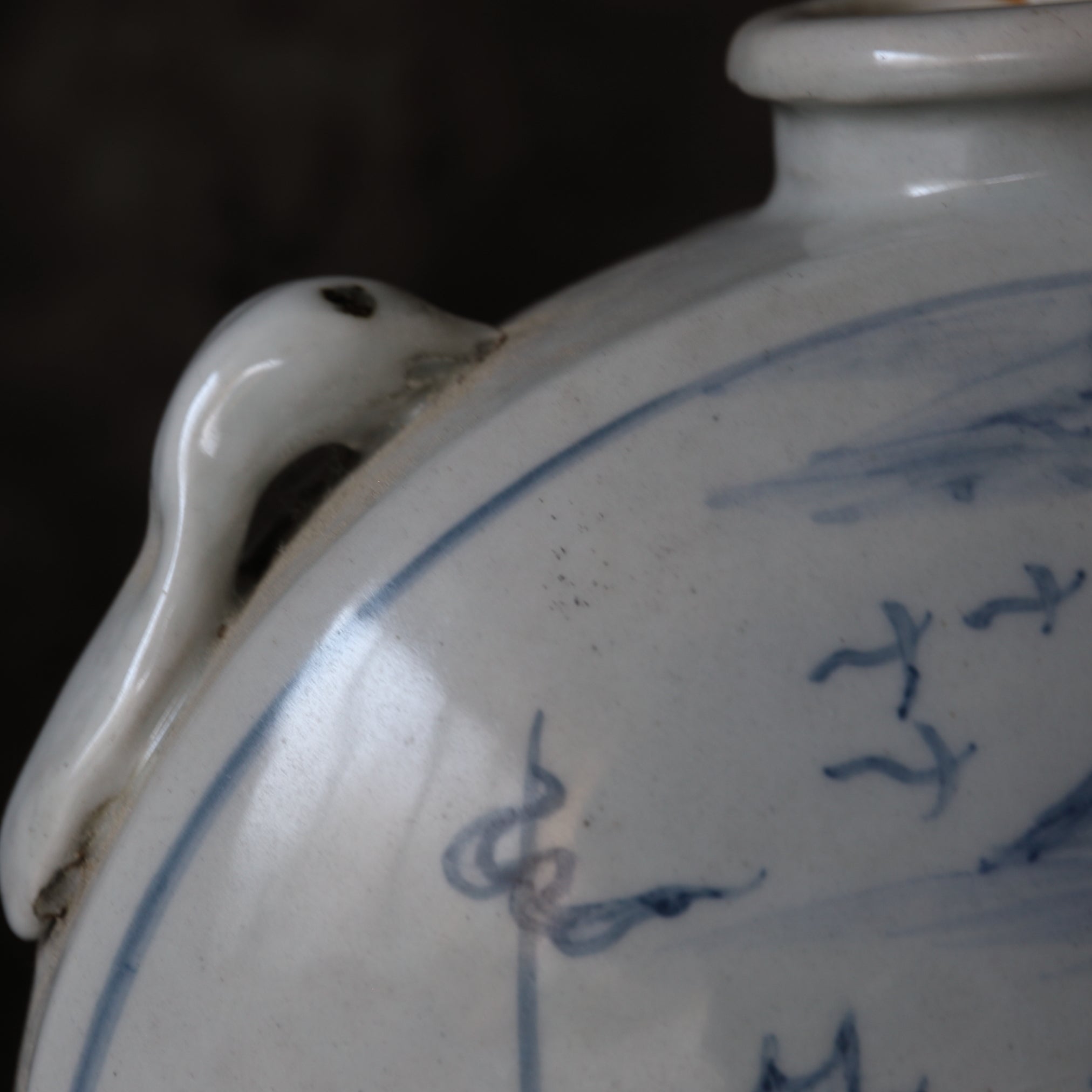 FLASCHE MIT FLACHEM KÖRPER, Blau-weißes Porzellan mit pavillon- und landschafts-design mit eidechsen-doppelgriffe, Joseon-Dynastie(1392–1897 n. Chr.)