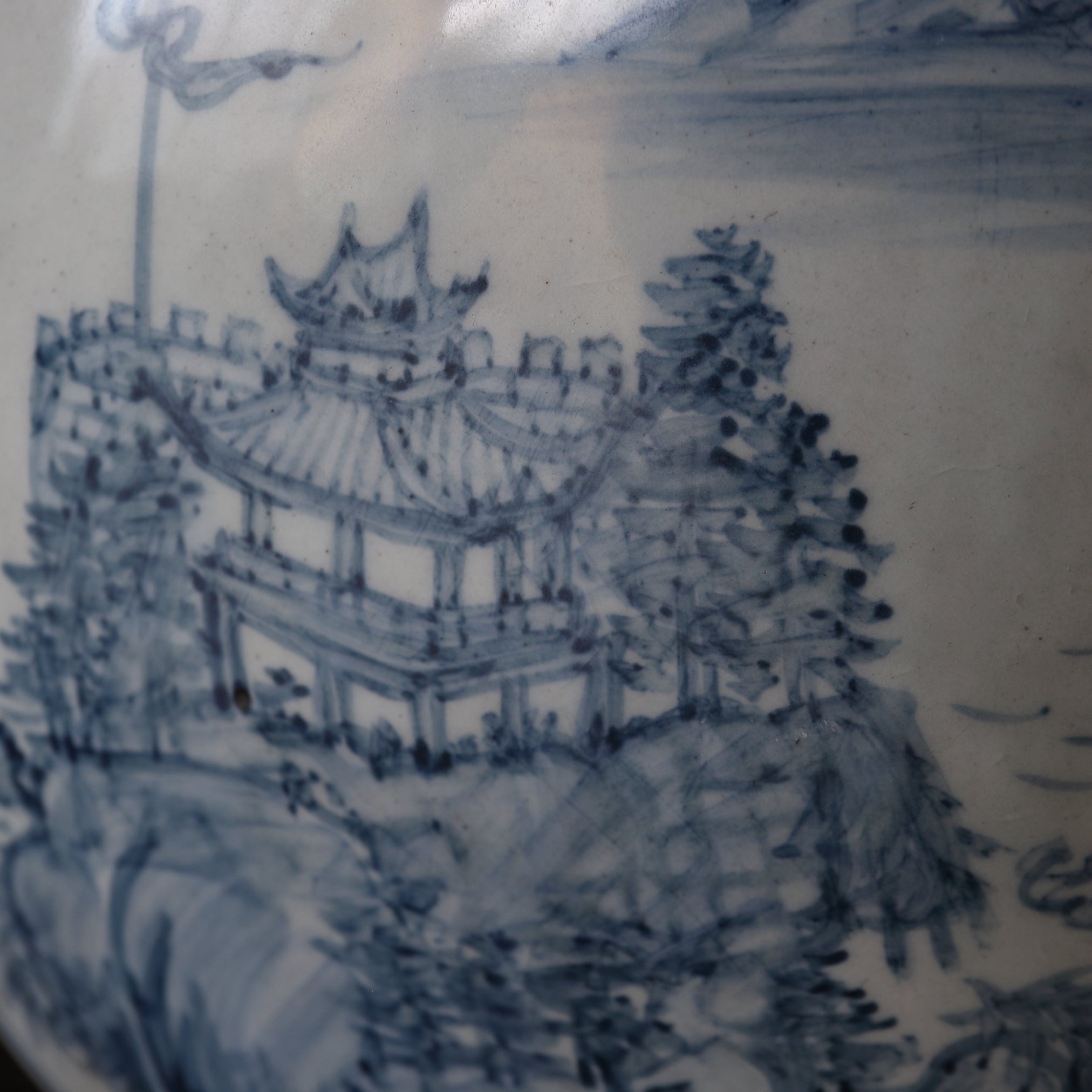 FLASCHE MIT FLACHEM KÖRPER, Blau-weißes Porzellan mit pavillon- und landschafts-design mit eidechsen-doppelgriffe, Joseon-Dynastie(1392–1897 n. Chr.)